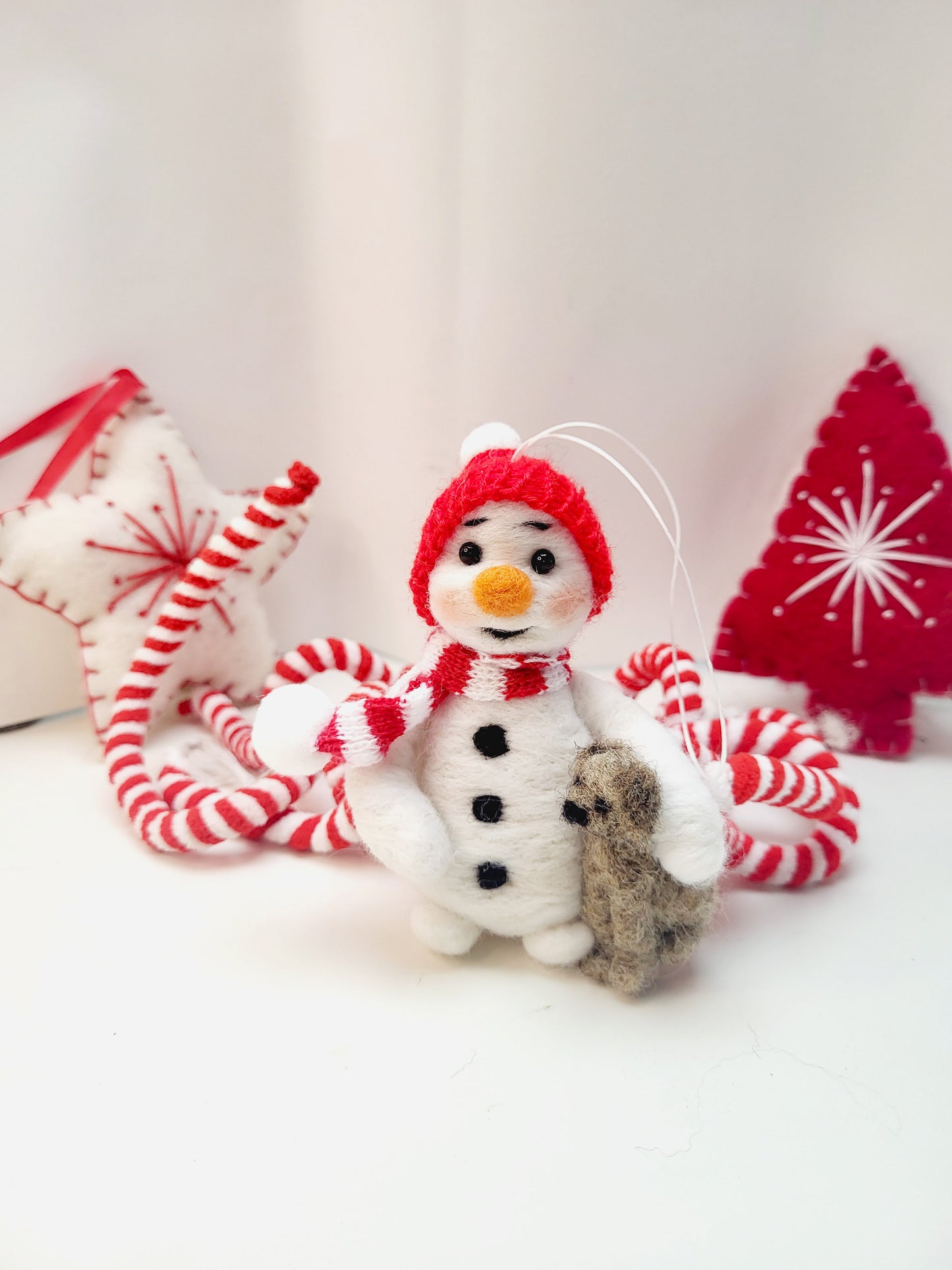 Om de zăpadă cu cățel