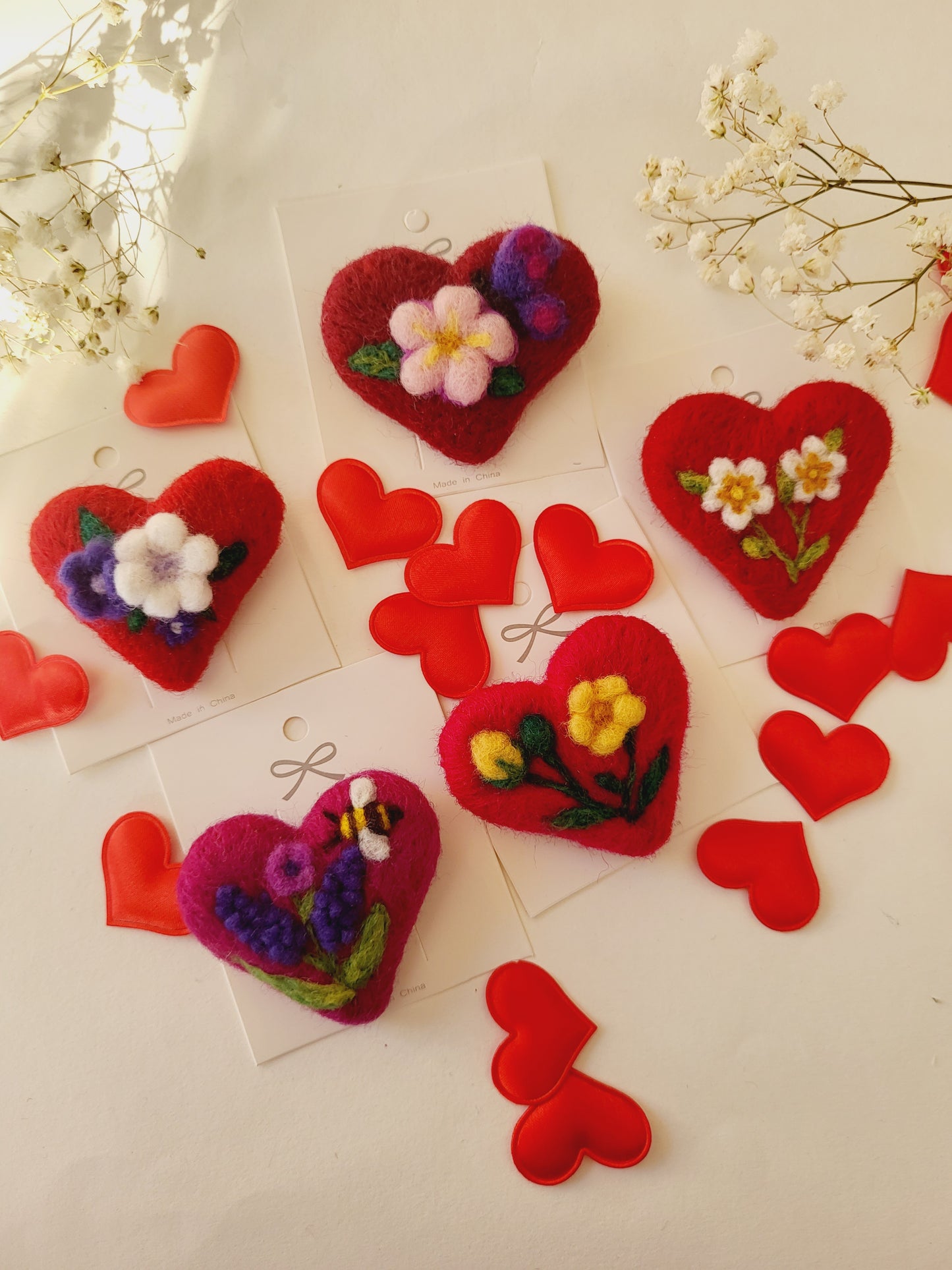 Broșă inimioară cu flori