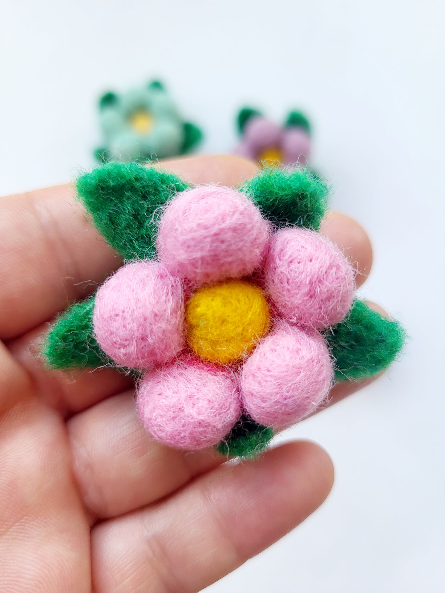 Broșă floricică ( 1 buc)