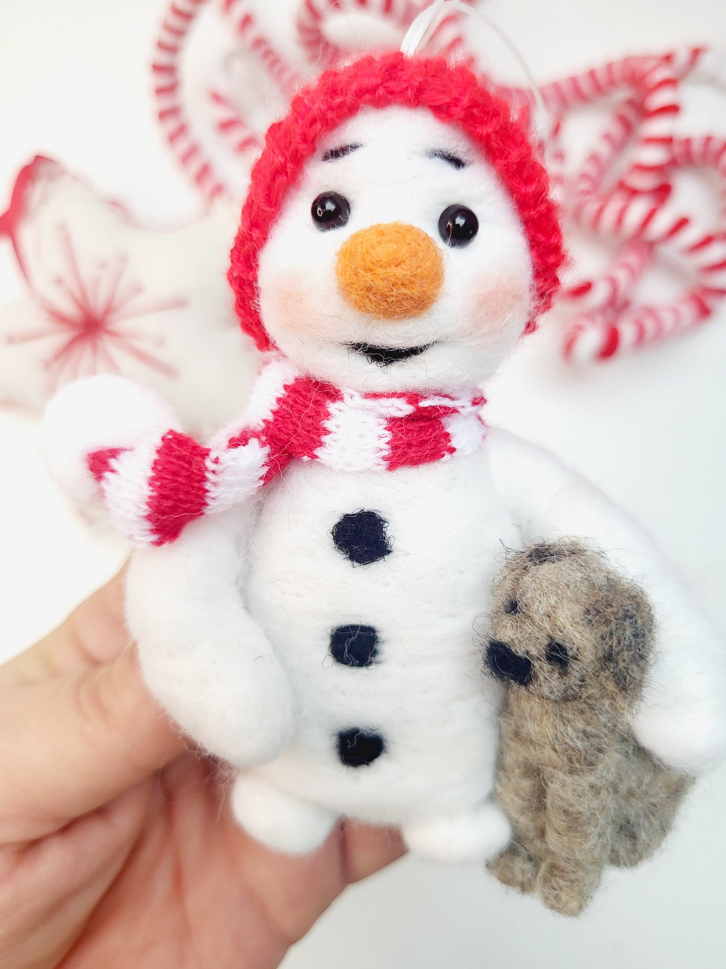 Om de zăpadă cu cățel