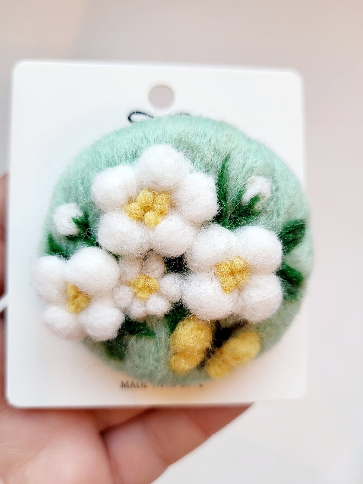 Broșă rotundă cu floricele