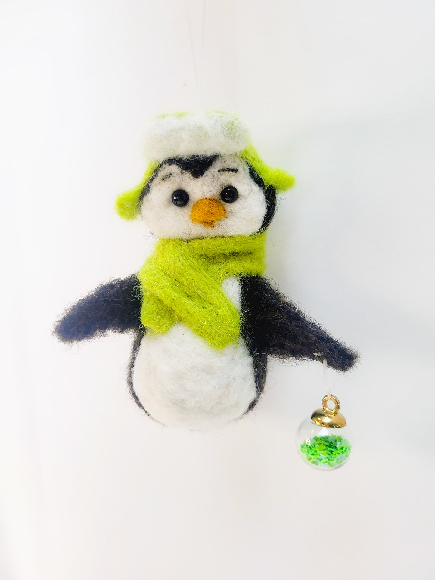 Pinguin cu căciulă verde