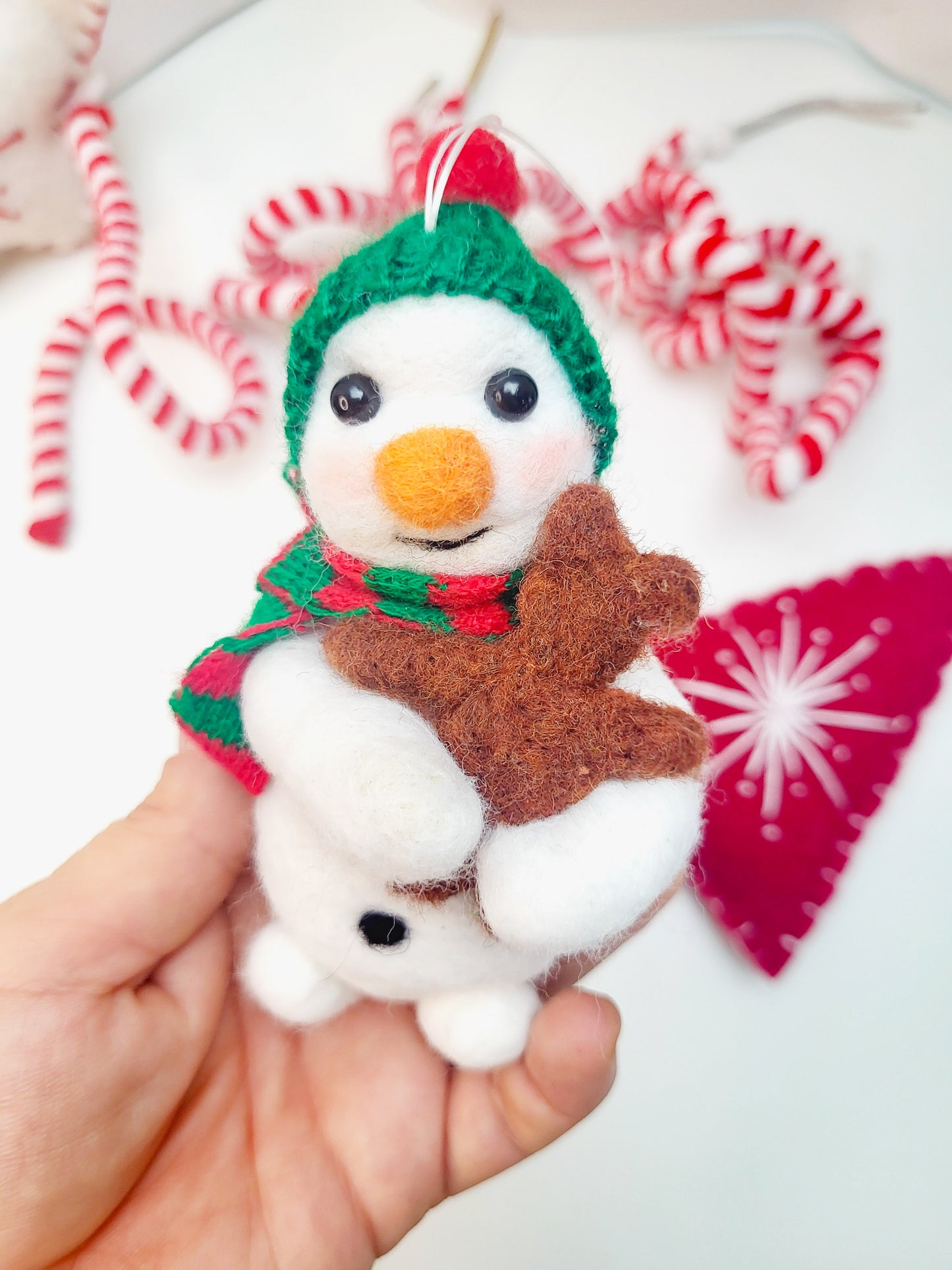 Om de zăpadă cu ursuleț