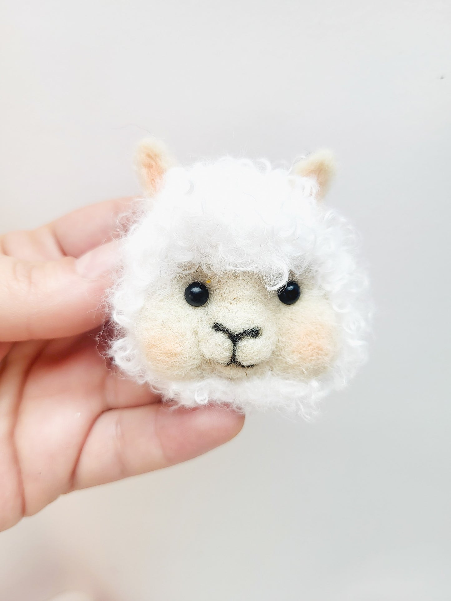 Broșă alpaca