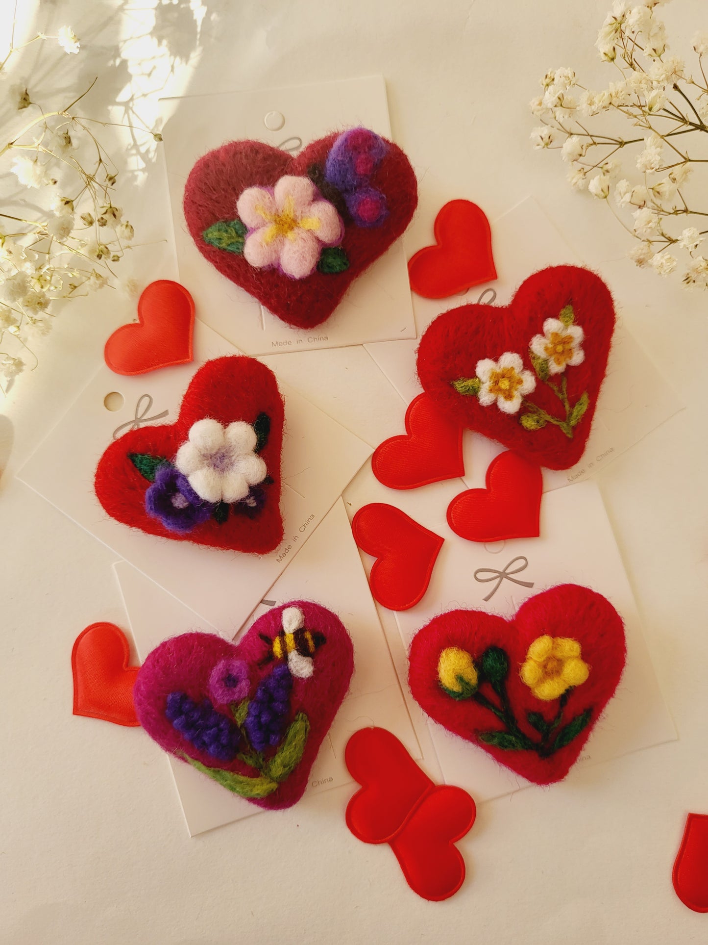 Broșă inimioară cu flori