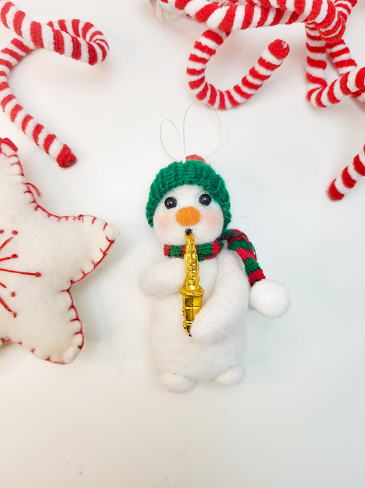 Om de zăpadă cu saxofon