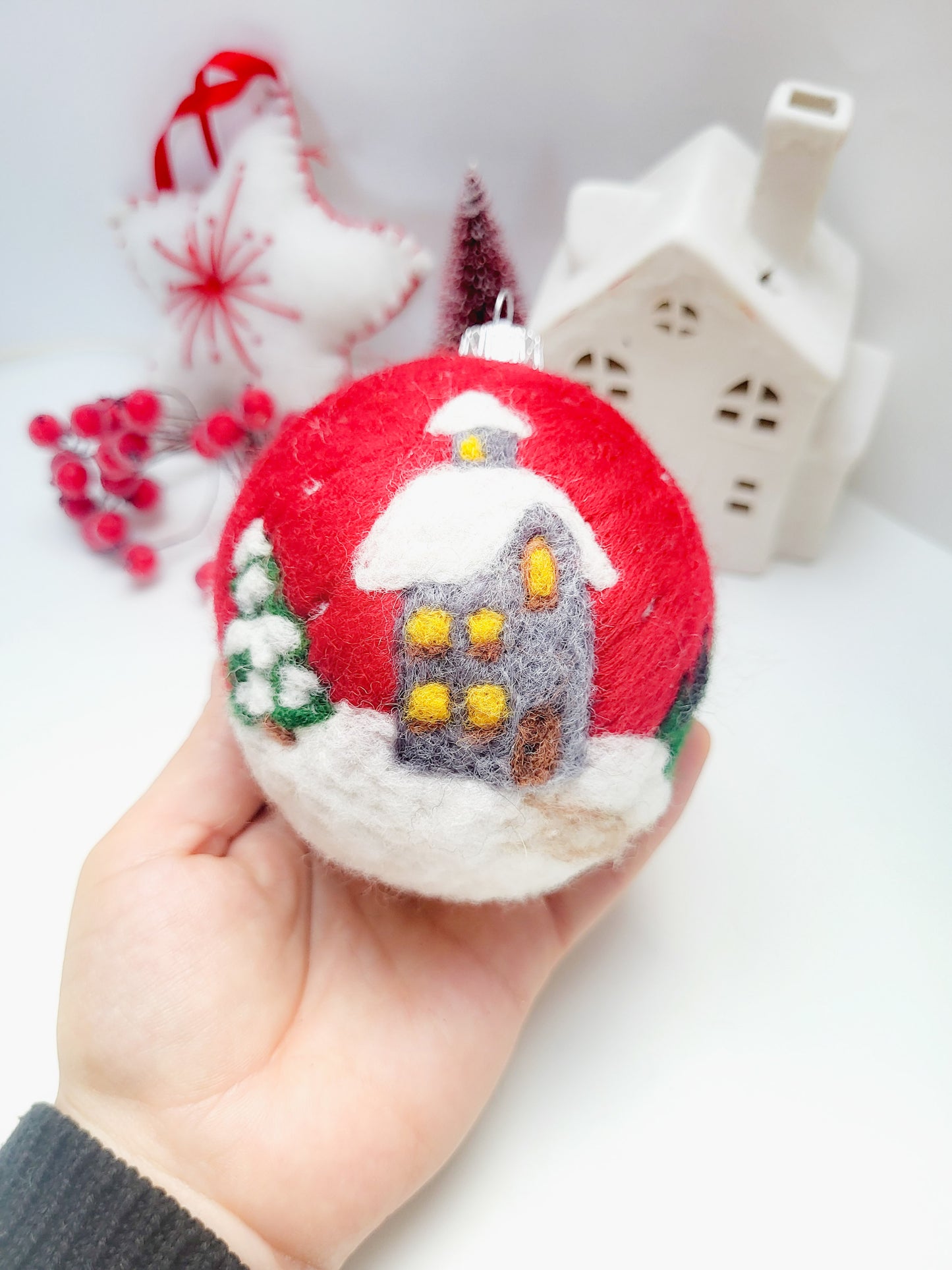 Glob rosu "Iarna pe uliță"