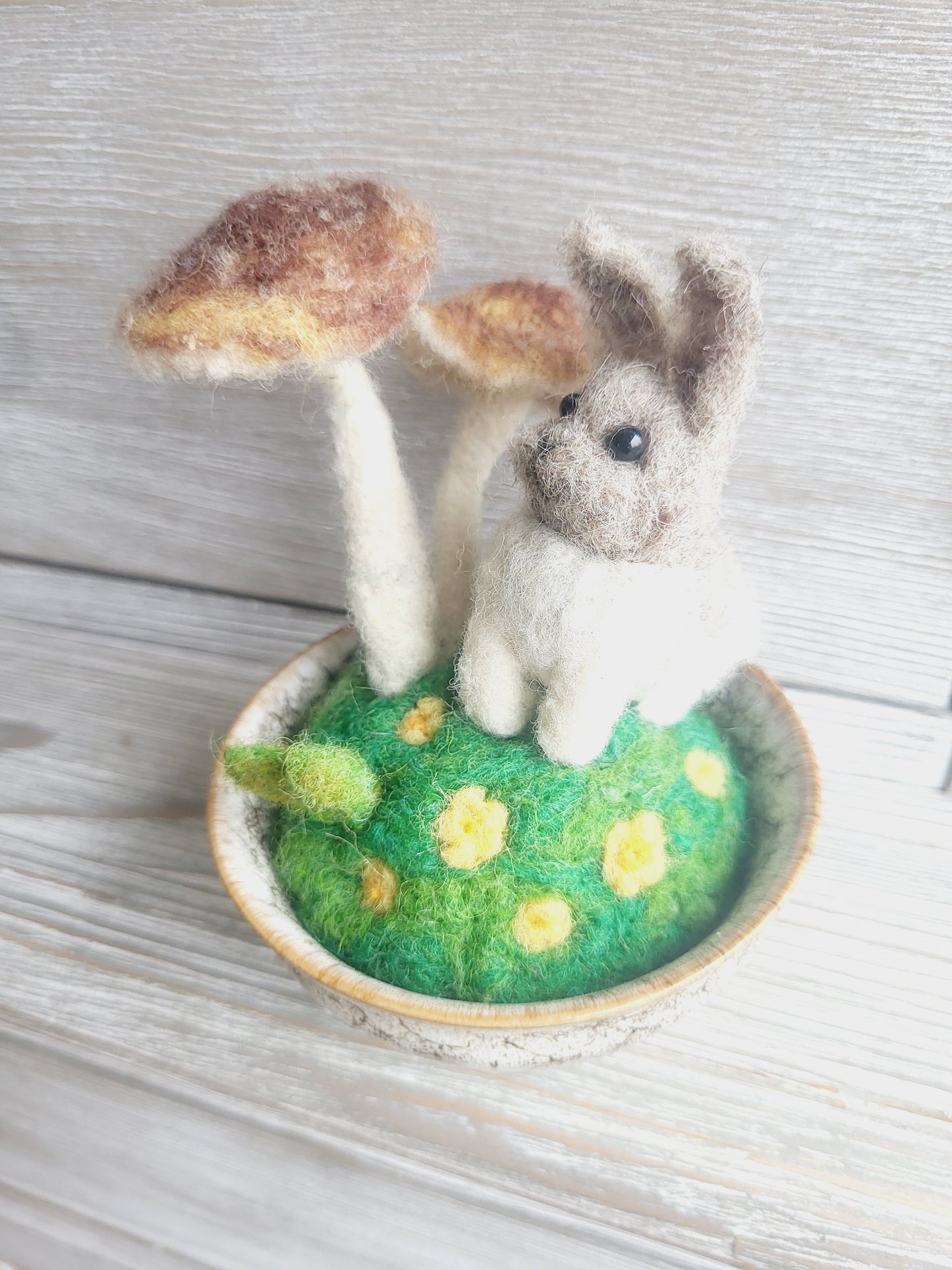 Decorațiune "Iepuraș cu ciupercuțe"
