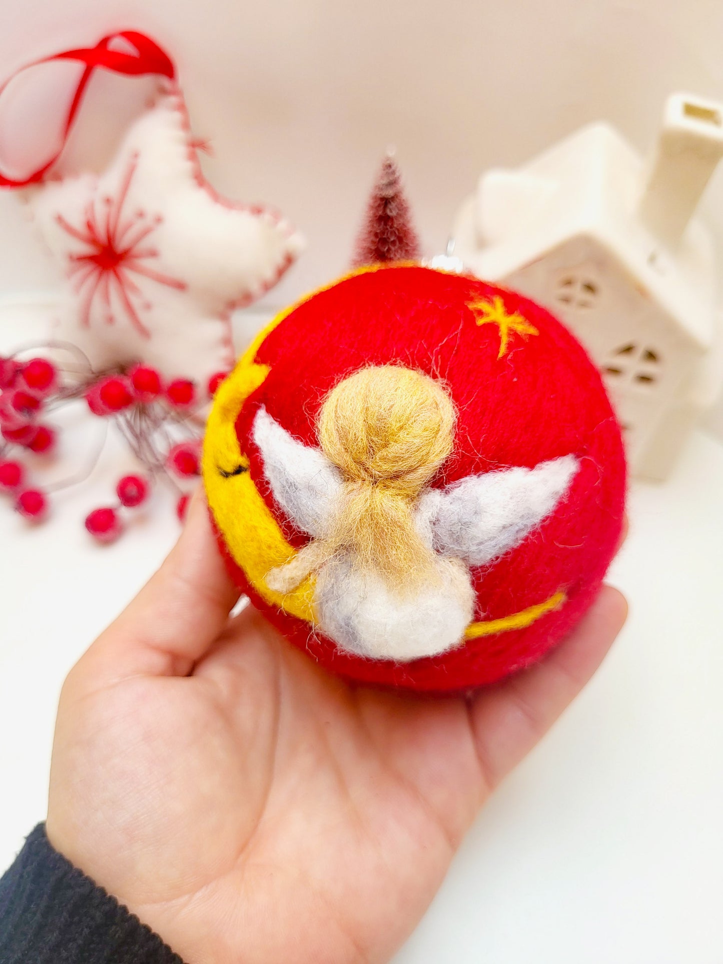 Glob roșu "Îngeraș pe lună"