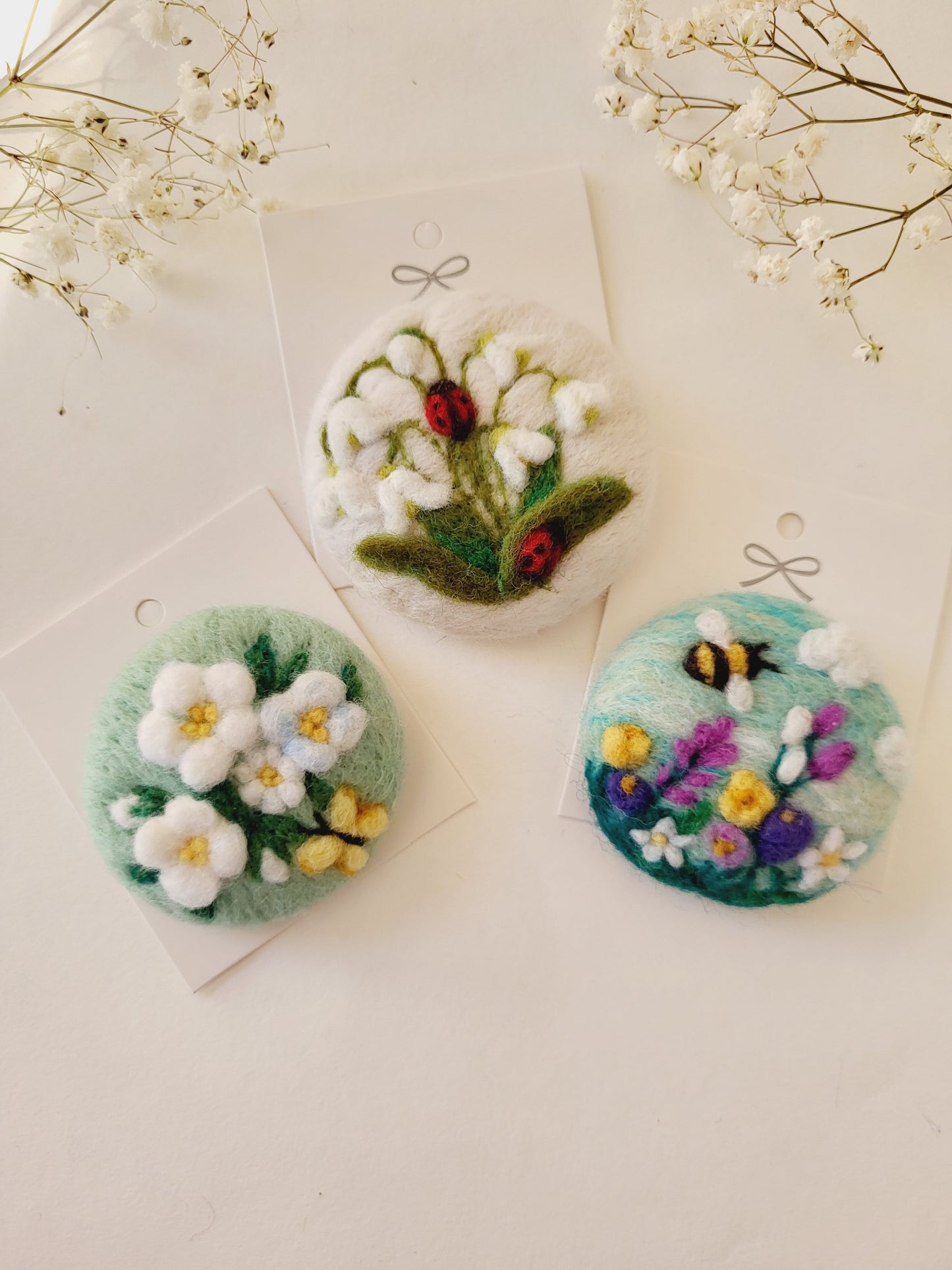 Broșă rotundă floricele