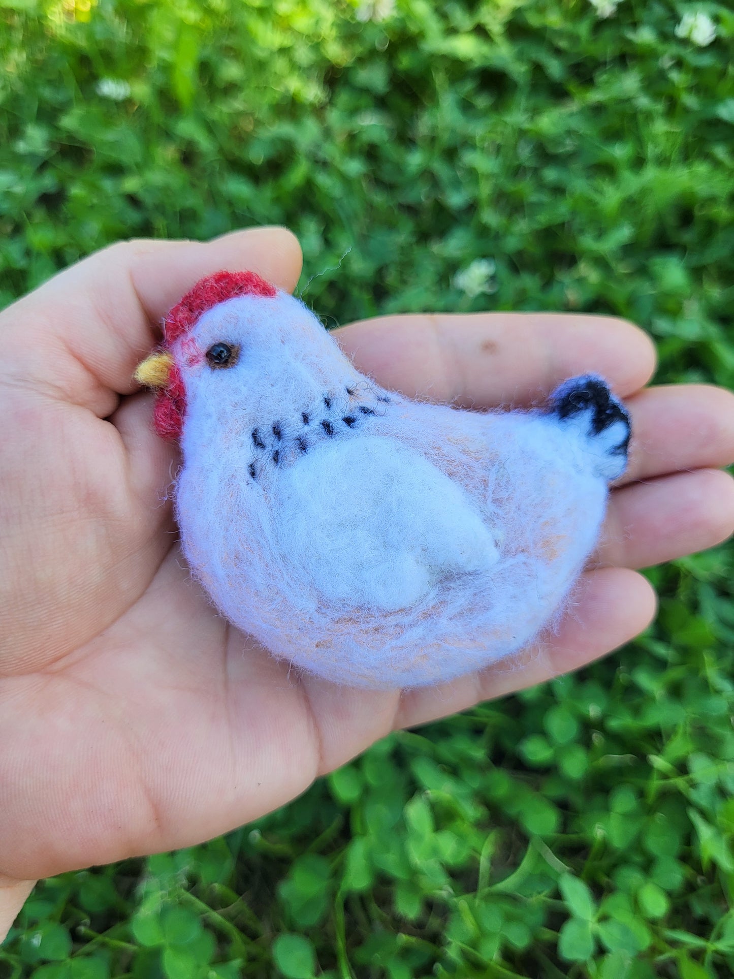 Broșă găinușă