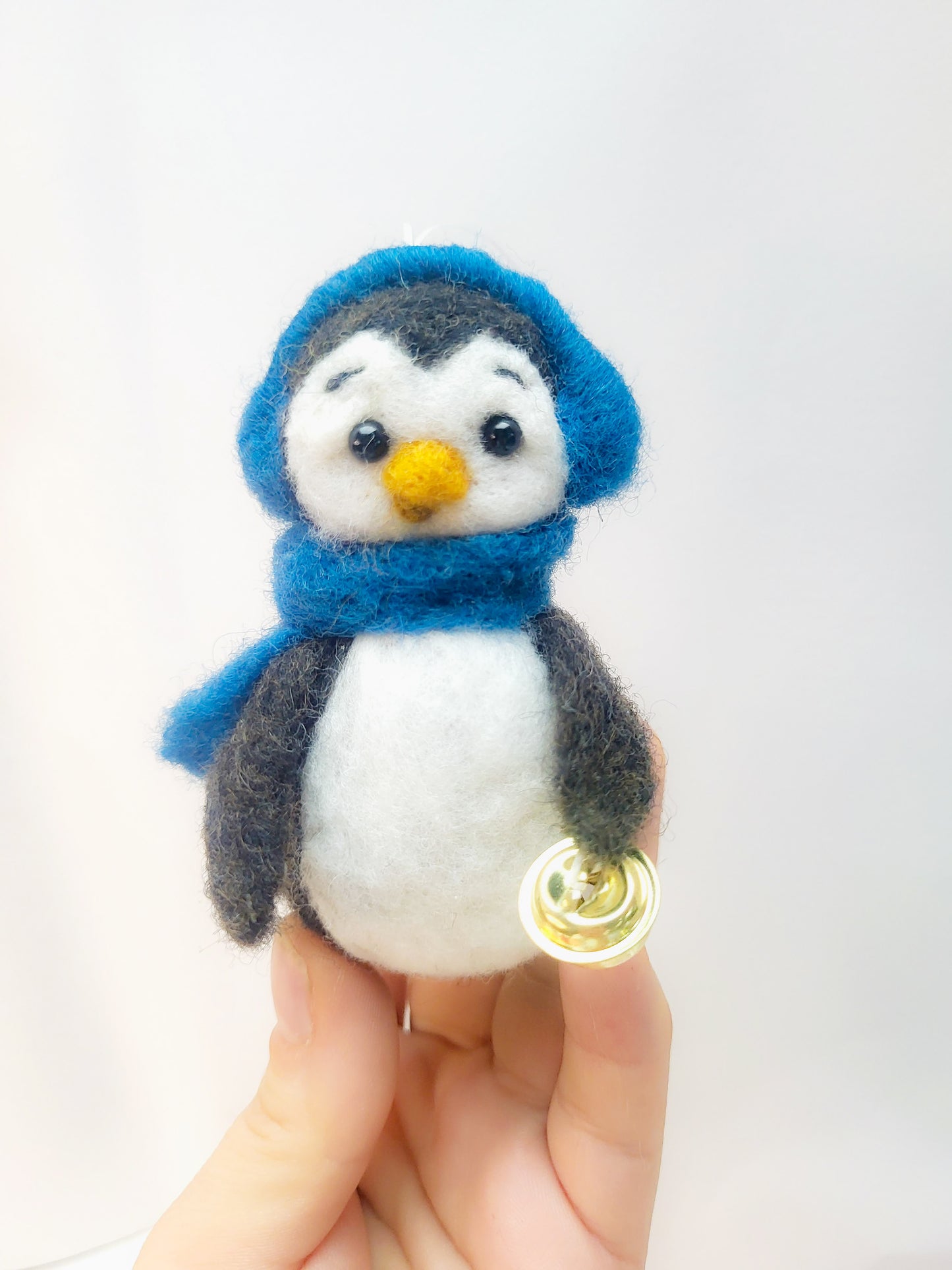 Pinguin cu căști albastru