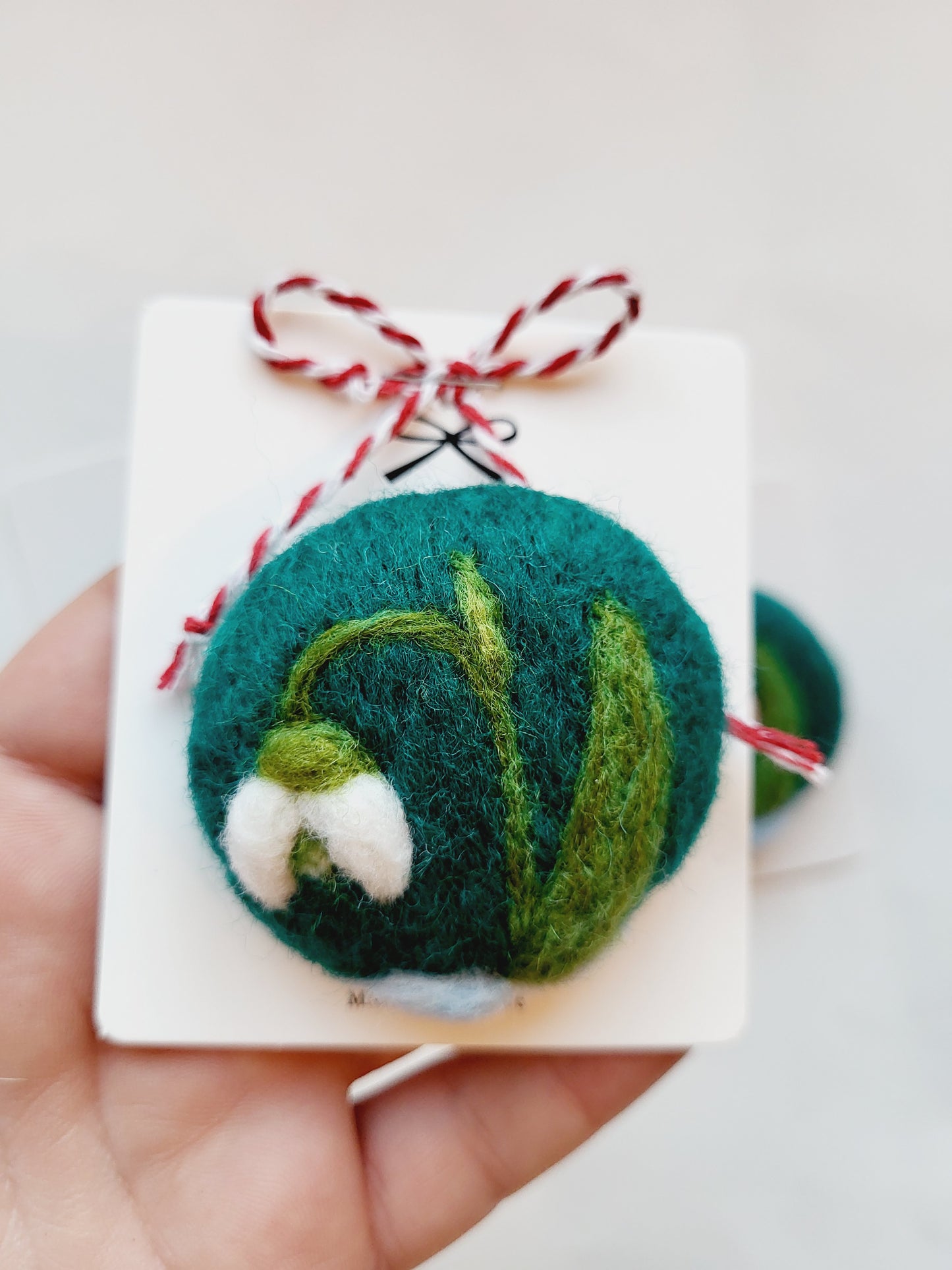 Broșă rotundă ghiocel