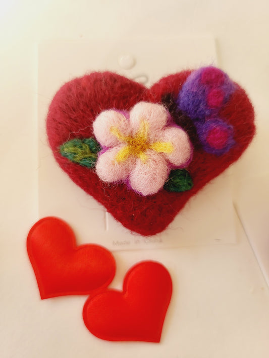 Broșă inimioară cu flori