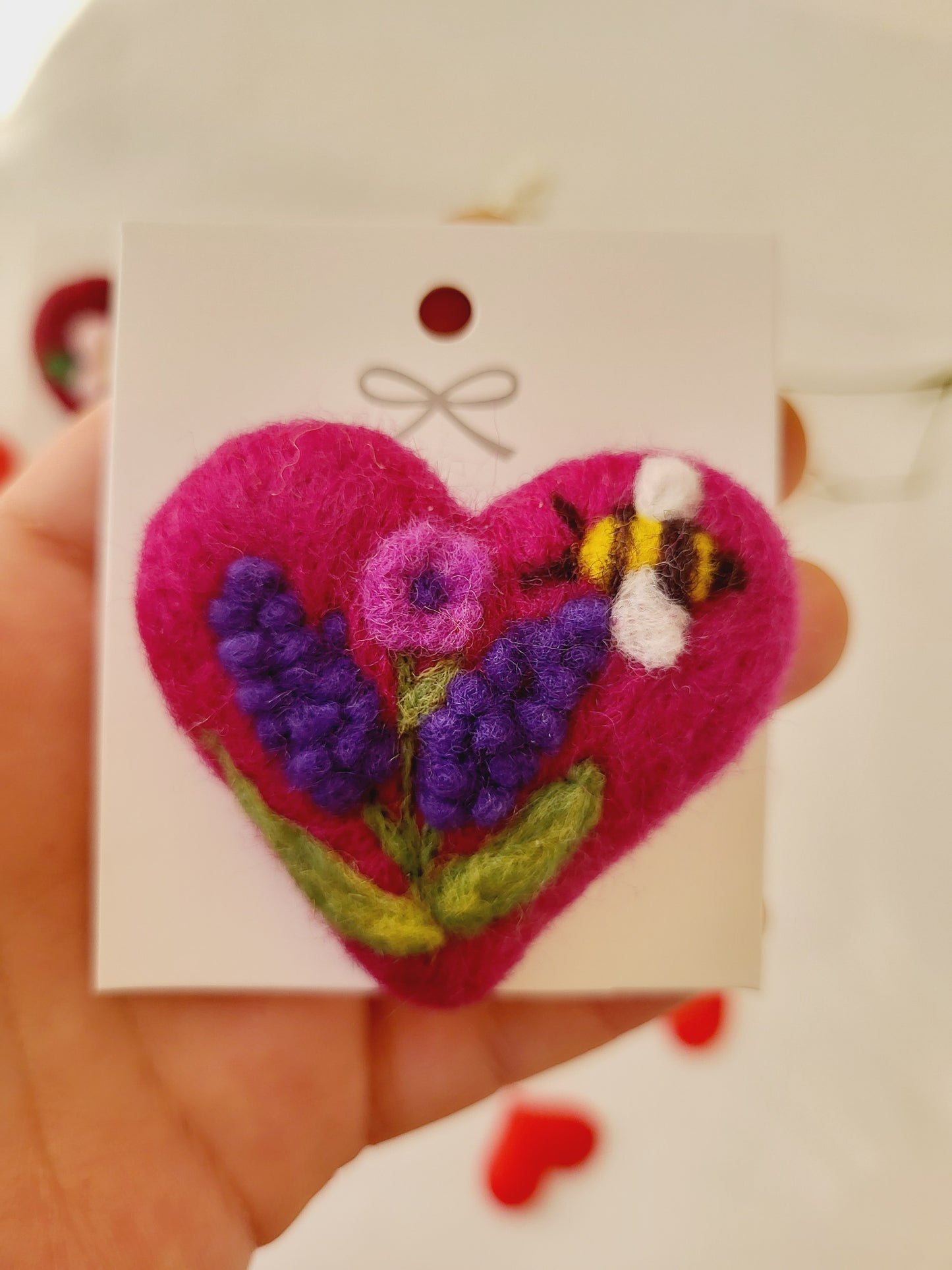 Broșă inimioară cu flori