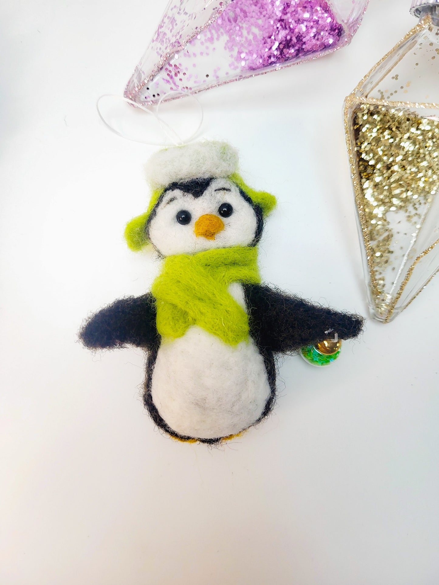 Pinguin cu căciulă verde