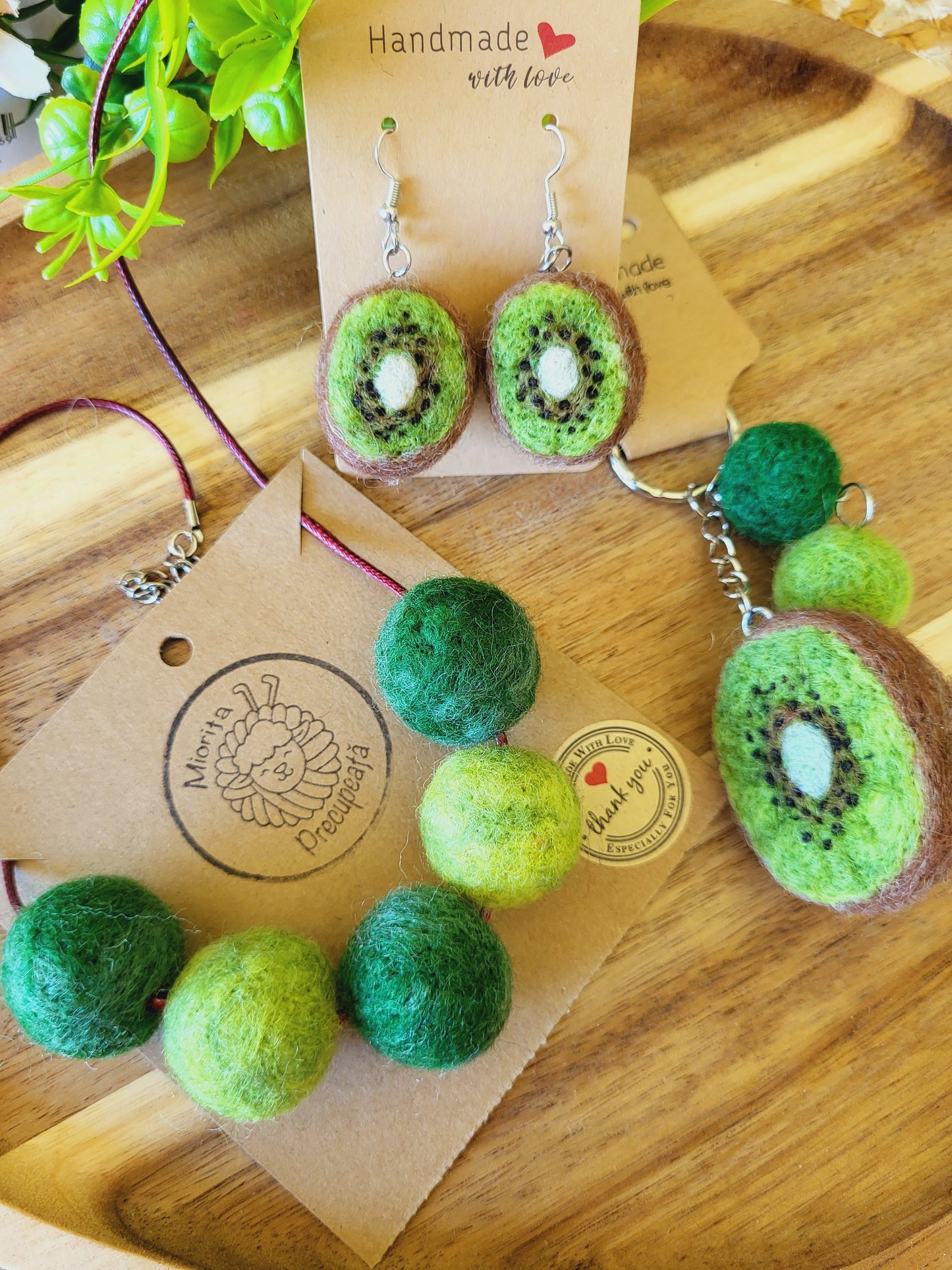 Set cadou kiwi (lănțișor, cercei, breloc)