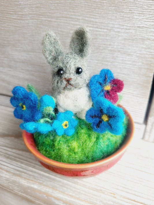 Decoratiune "Iepuras cu floricele"
