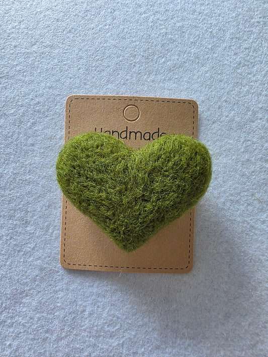 Broșă inimioară verde