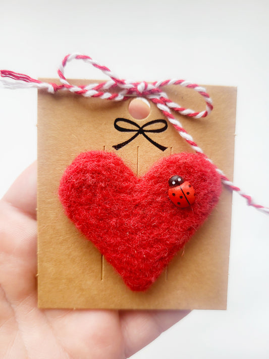 Broșă inimioară roșie ( 1 buc)