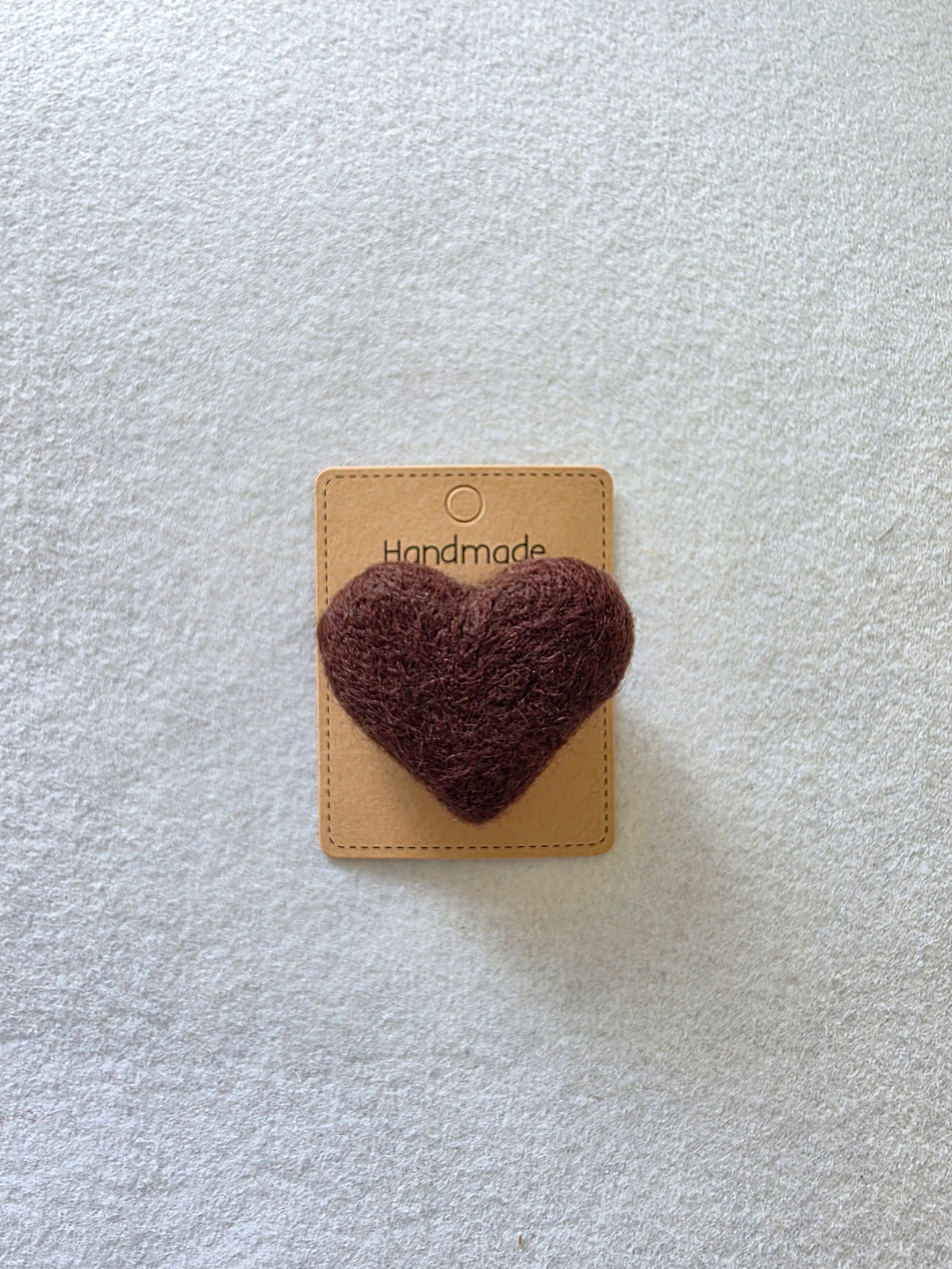 Broșă inimioară maro