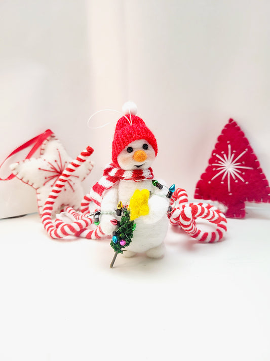 Om de zăpadă cu brăduț