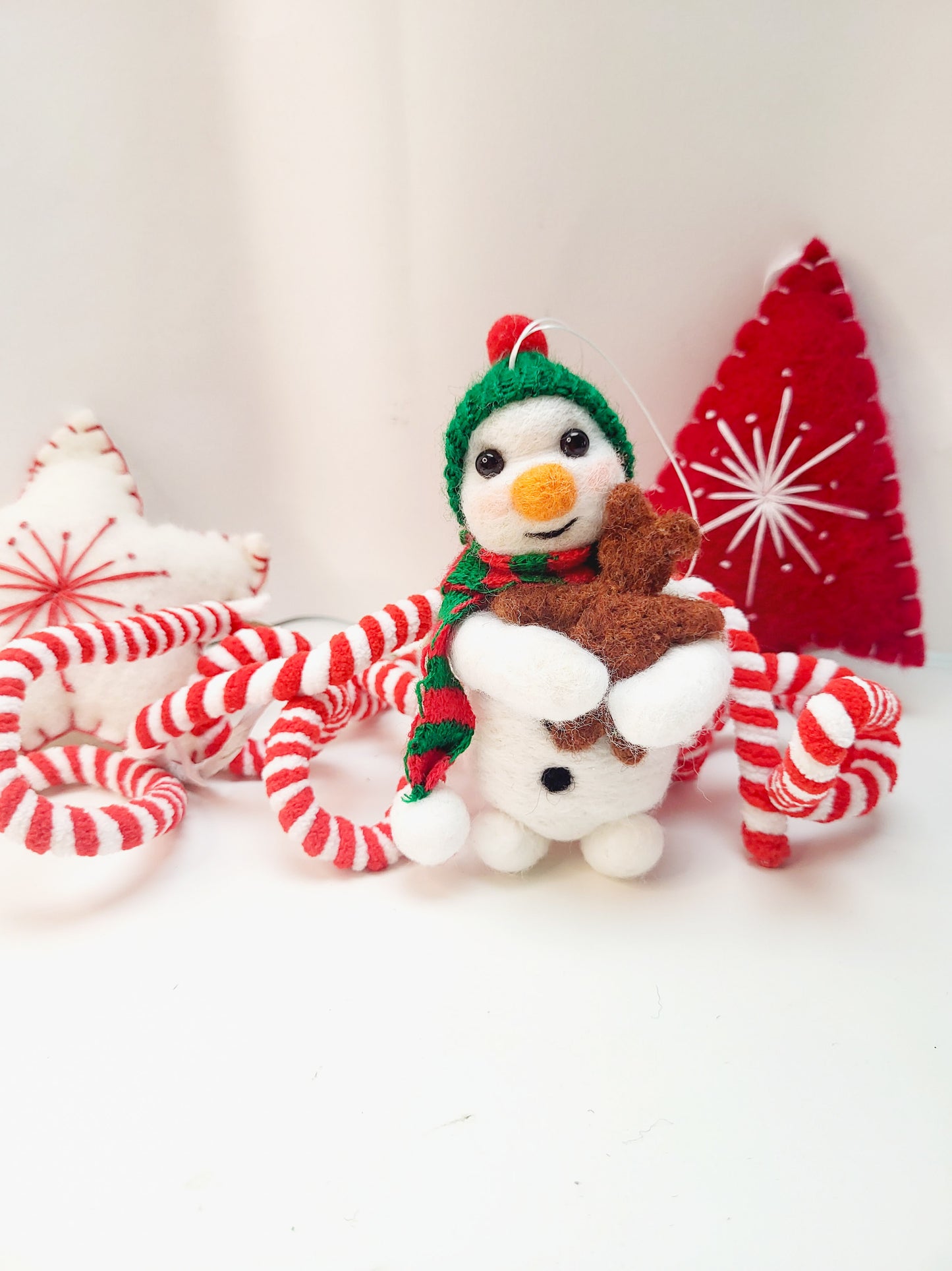 Om de zăpadă cu ursuleț