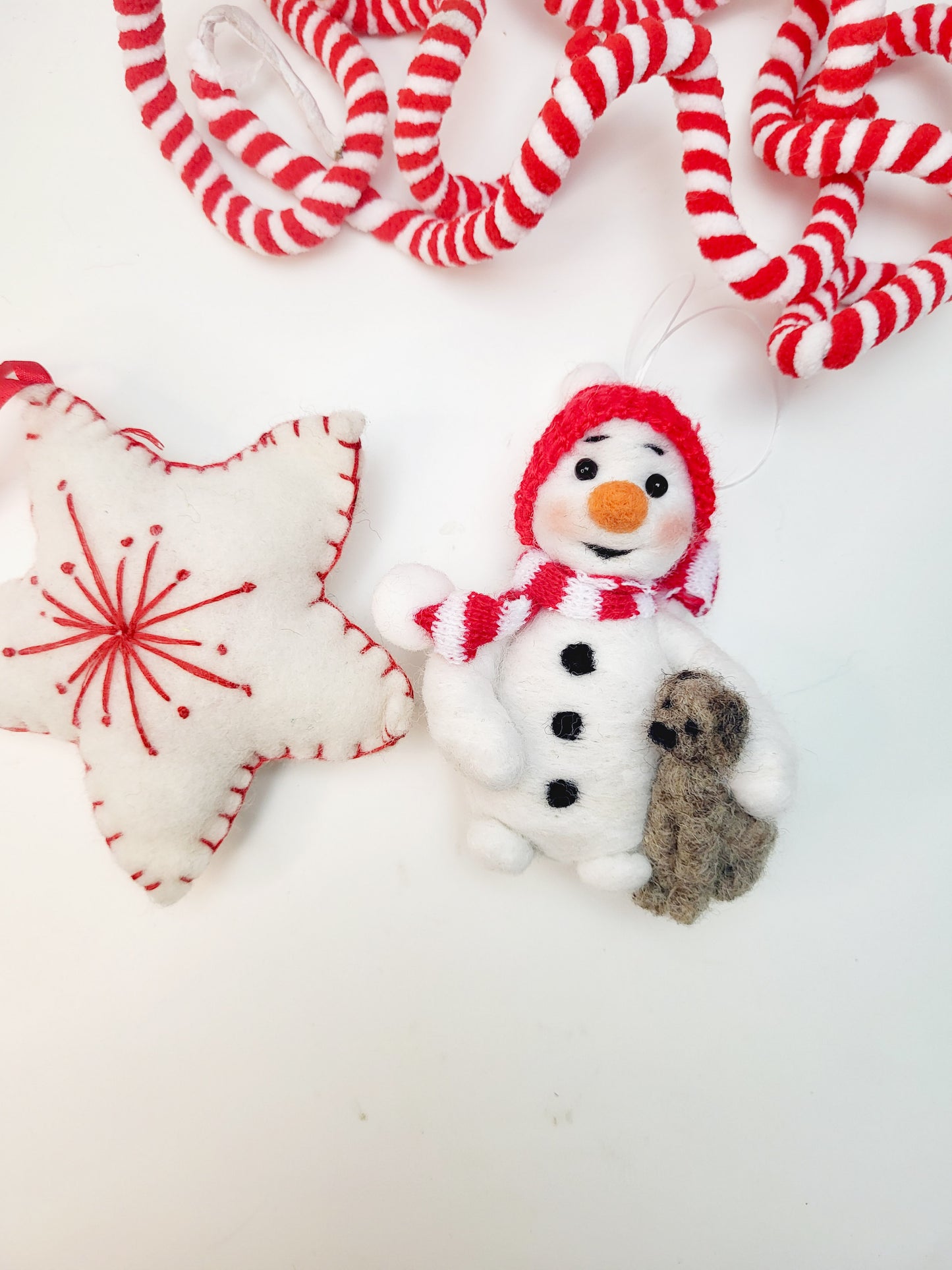 Om de zăpadă cu cățel