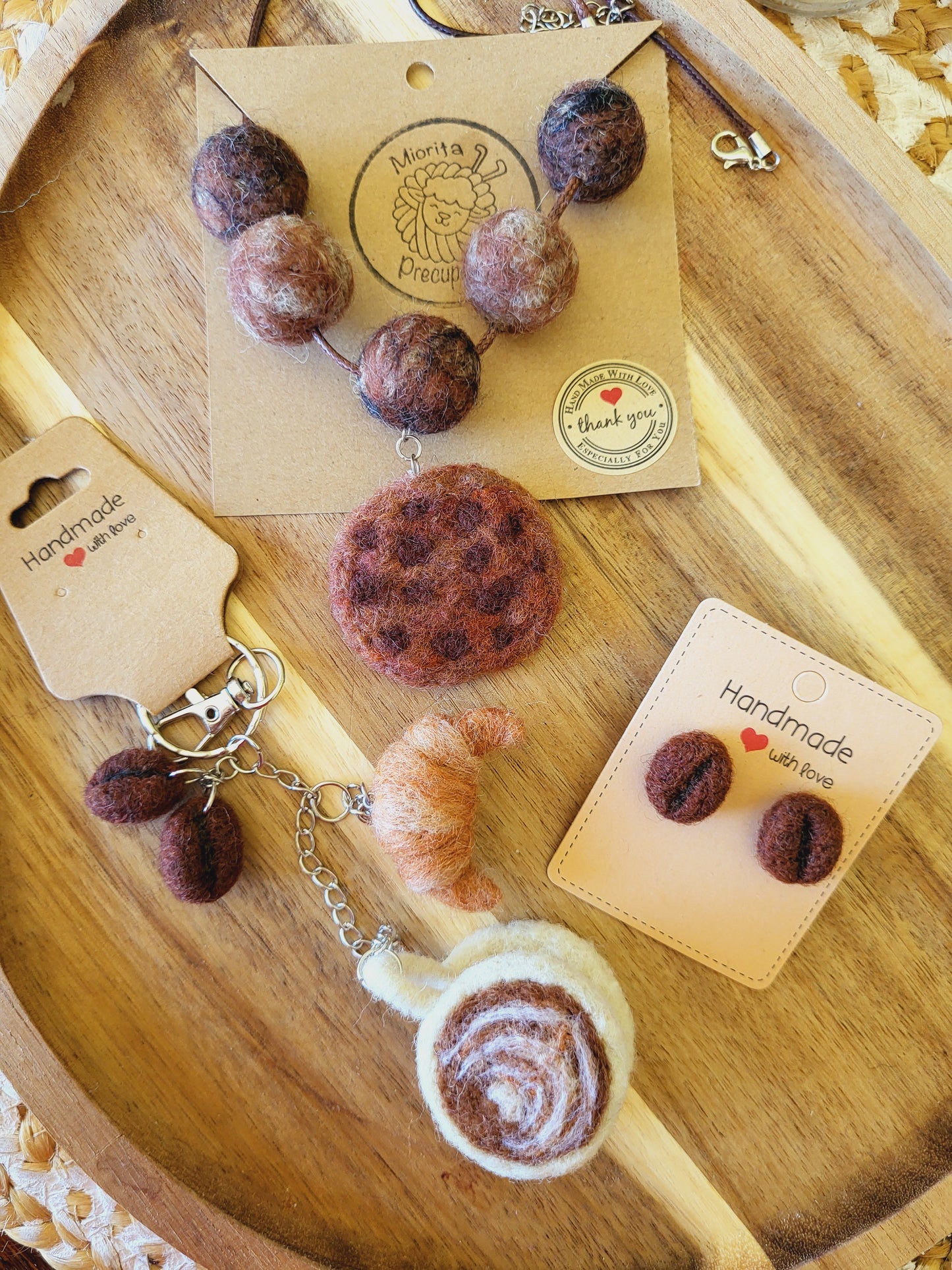 Set cadou cappuccino (lănțișor, cercei, breloc)