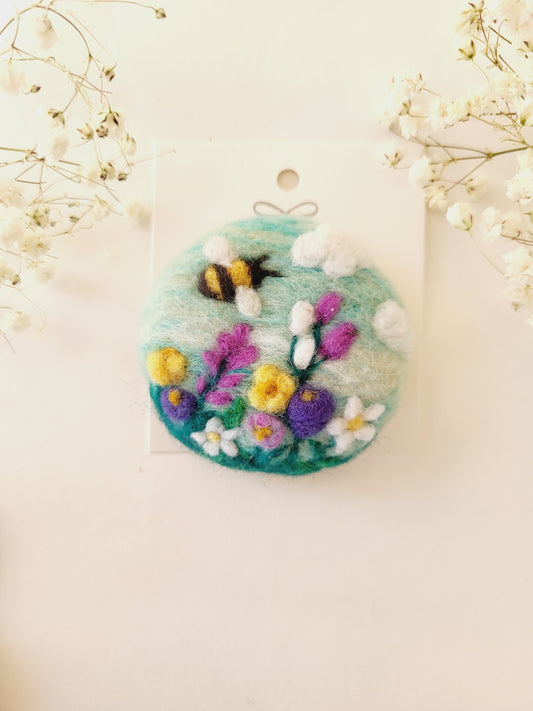 Broșă rotundă floricele