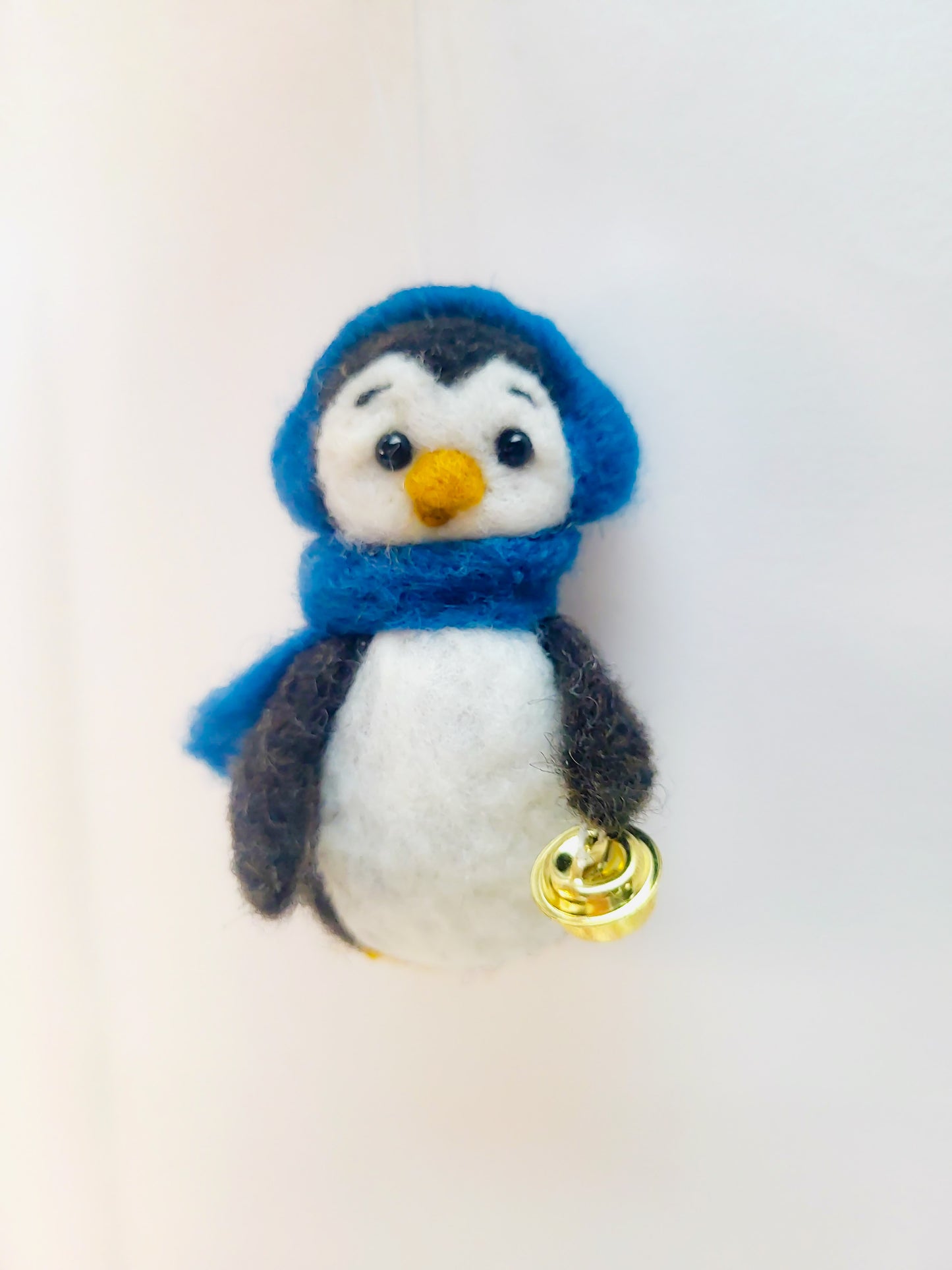 Pinguin cu căști albastru