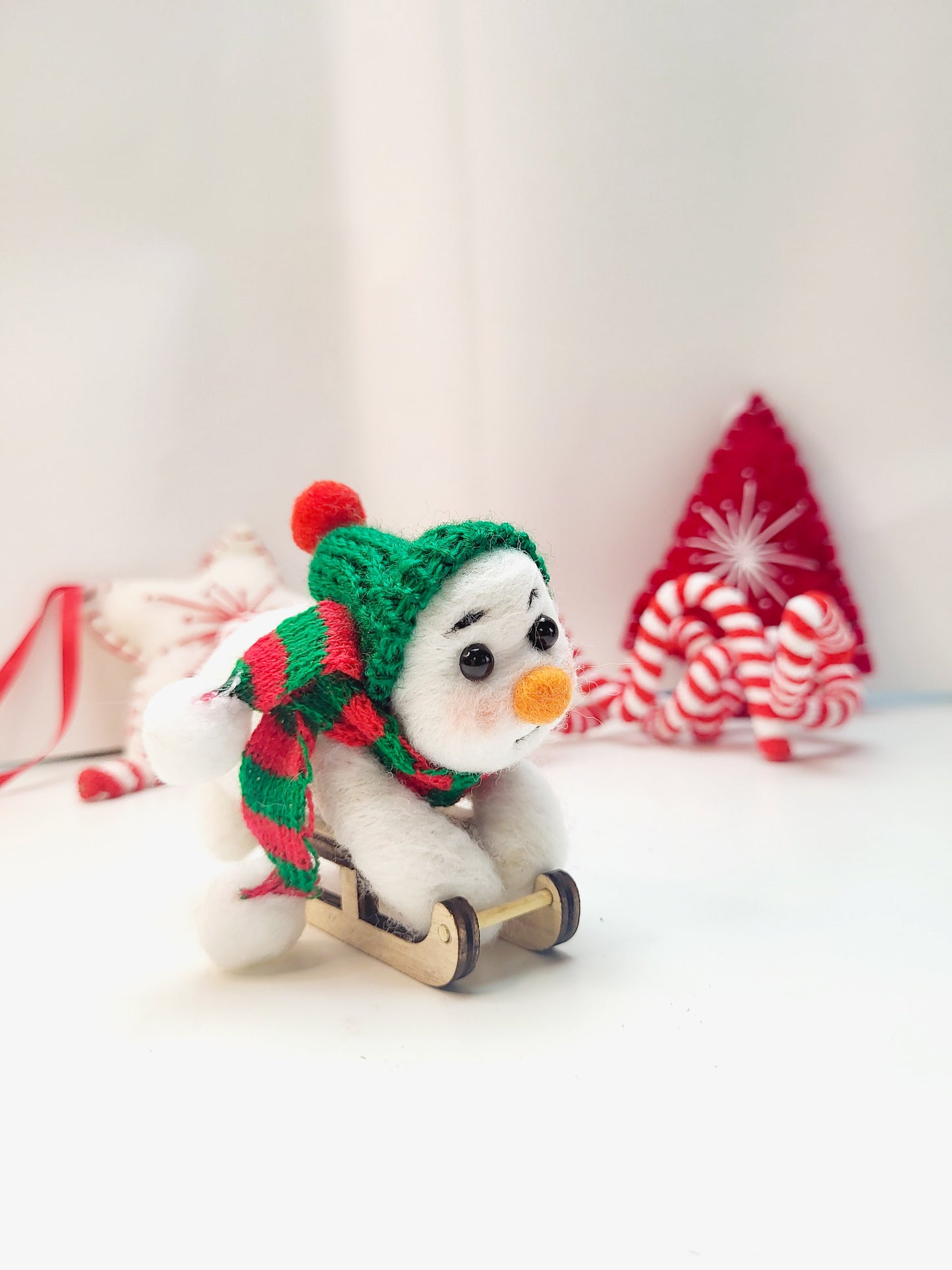 Om de zăpadă cu săniuță