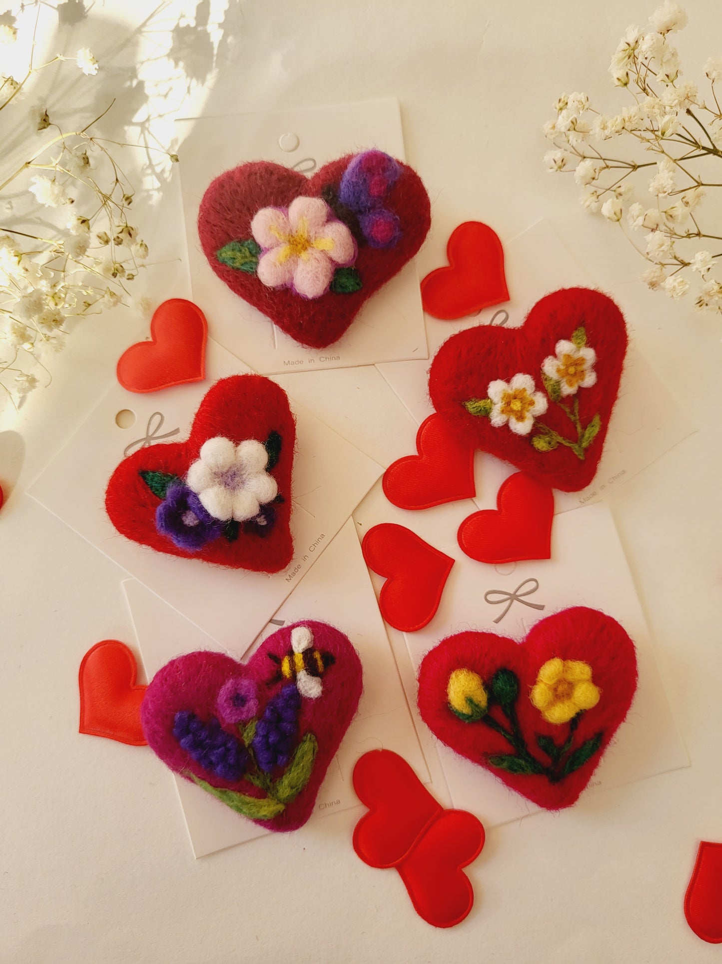 Broșă inimioară cu flori