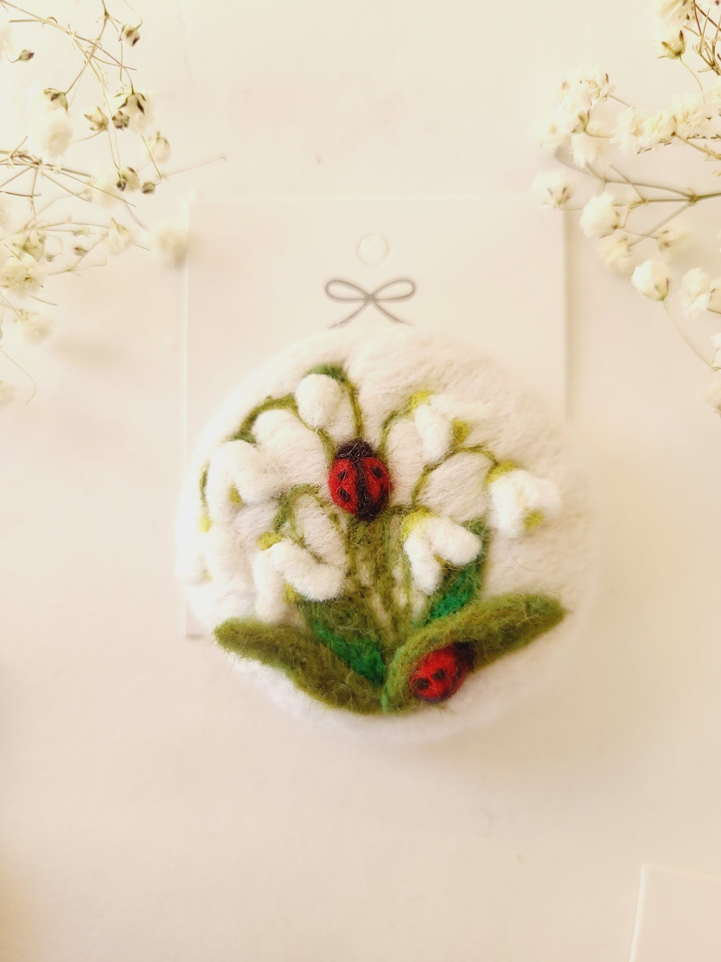 Broșă rotundă floricele