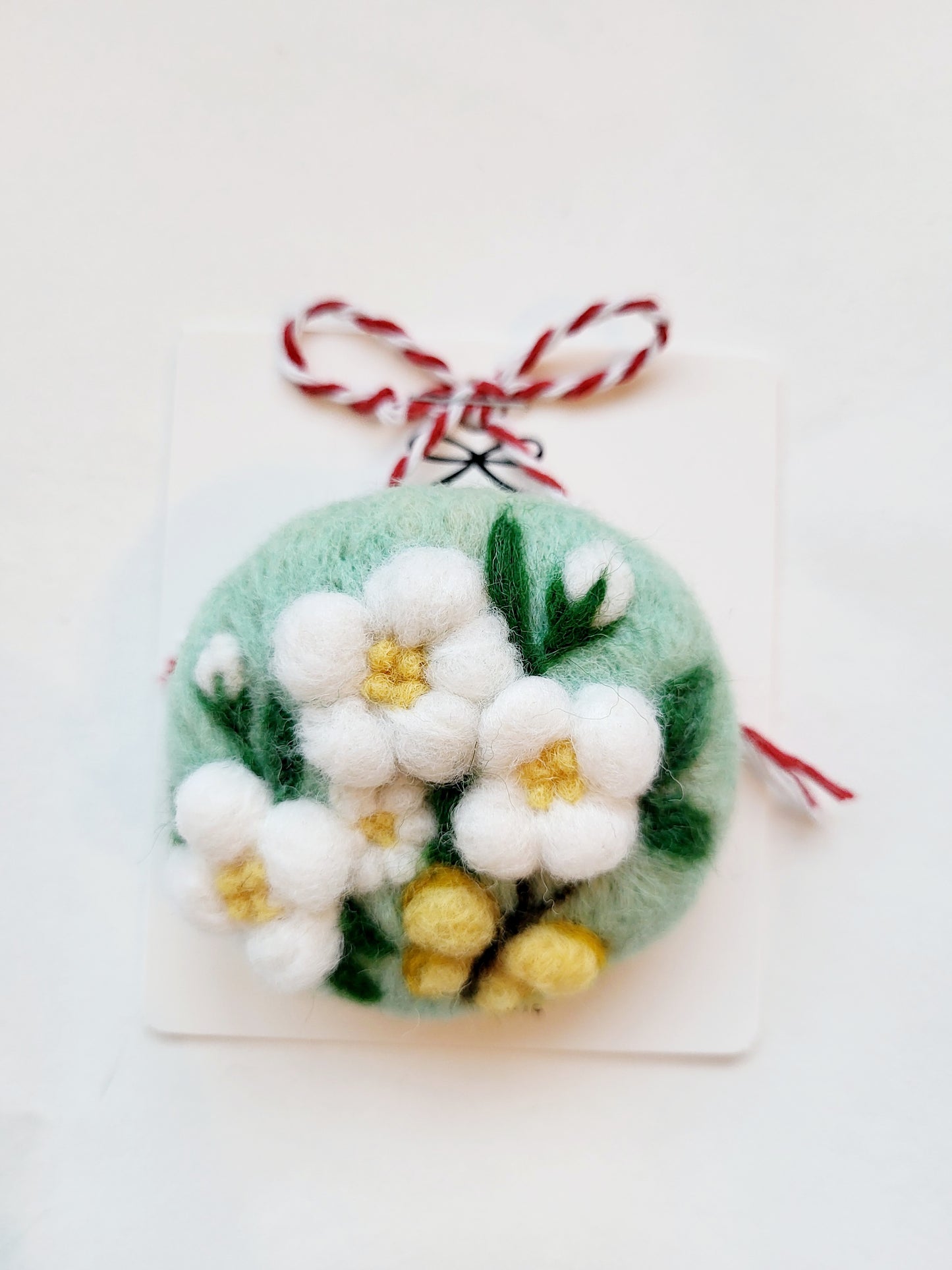 Broșă rotundă cu floricele