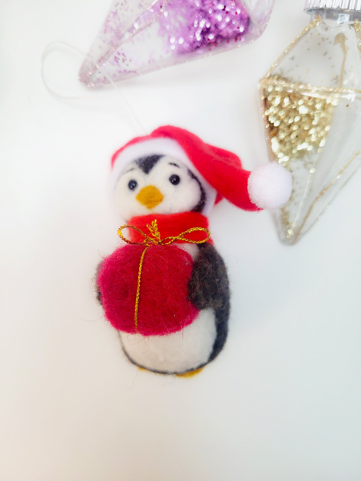 Pinguin cu fes roșu