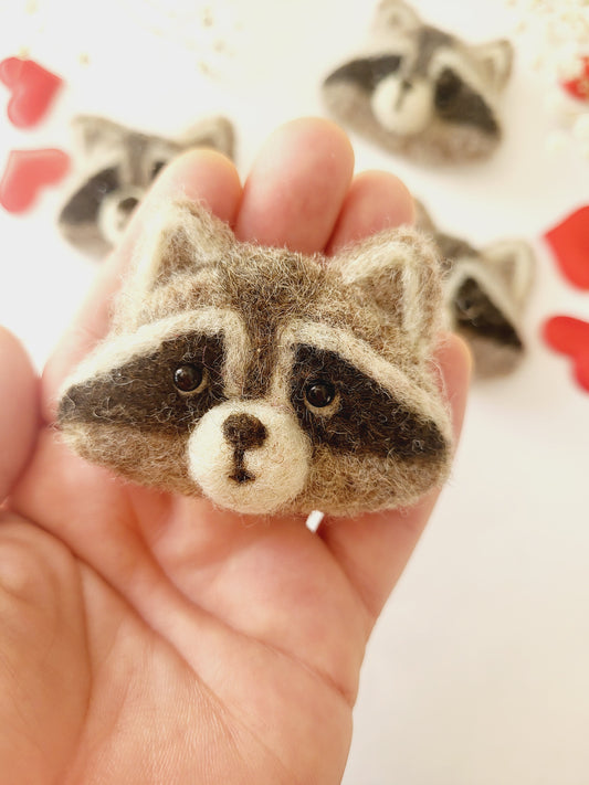 Broșă cap de raton