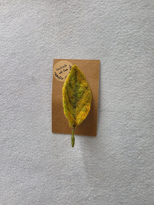 Broșă frunză verzui
