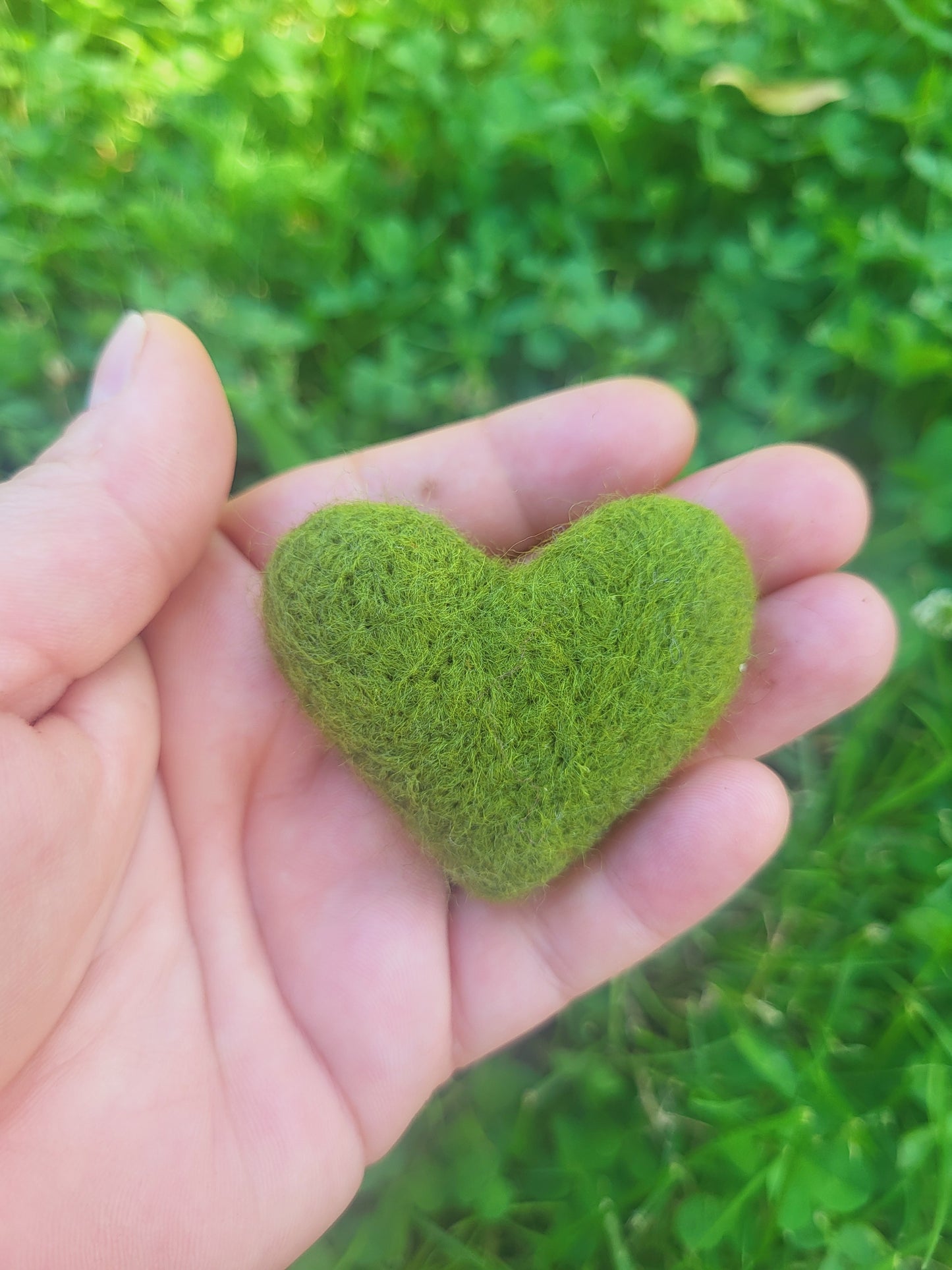 Broșă inimioară verde