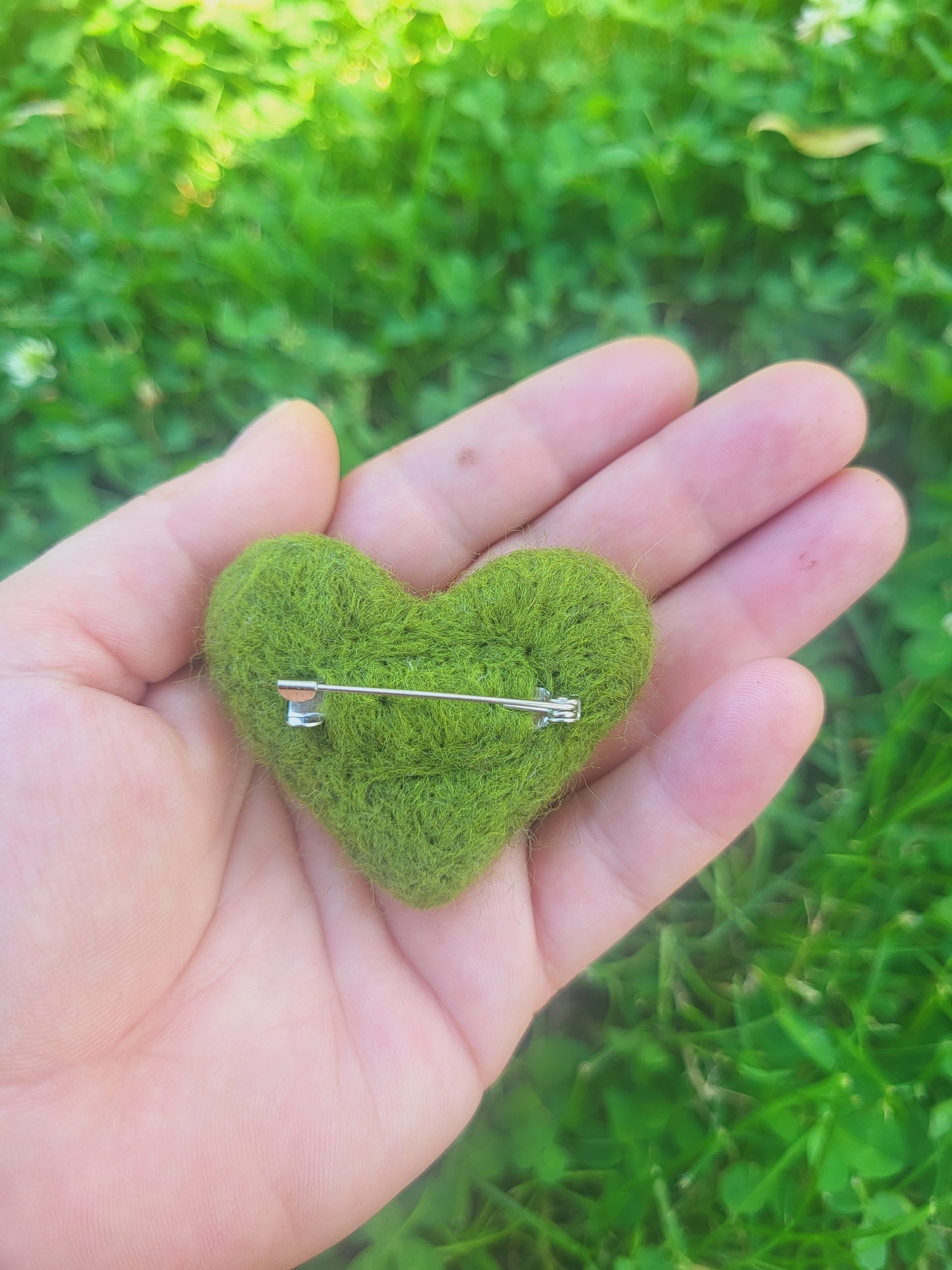 Broșă inimioară verde