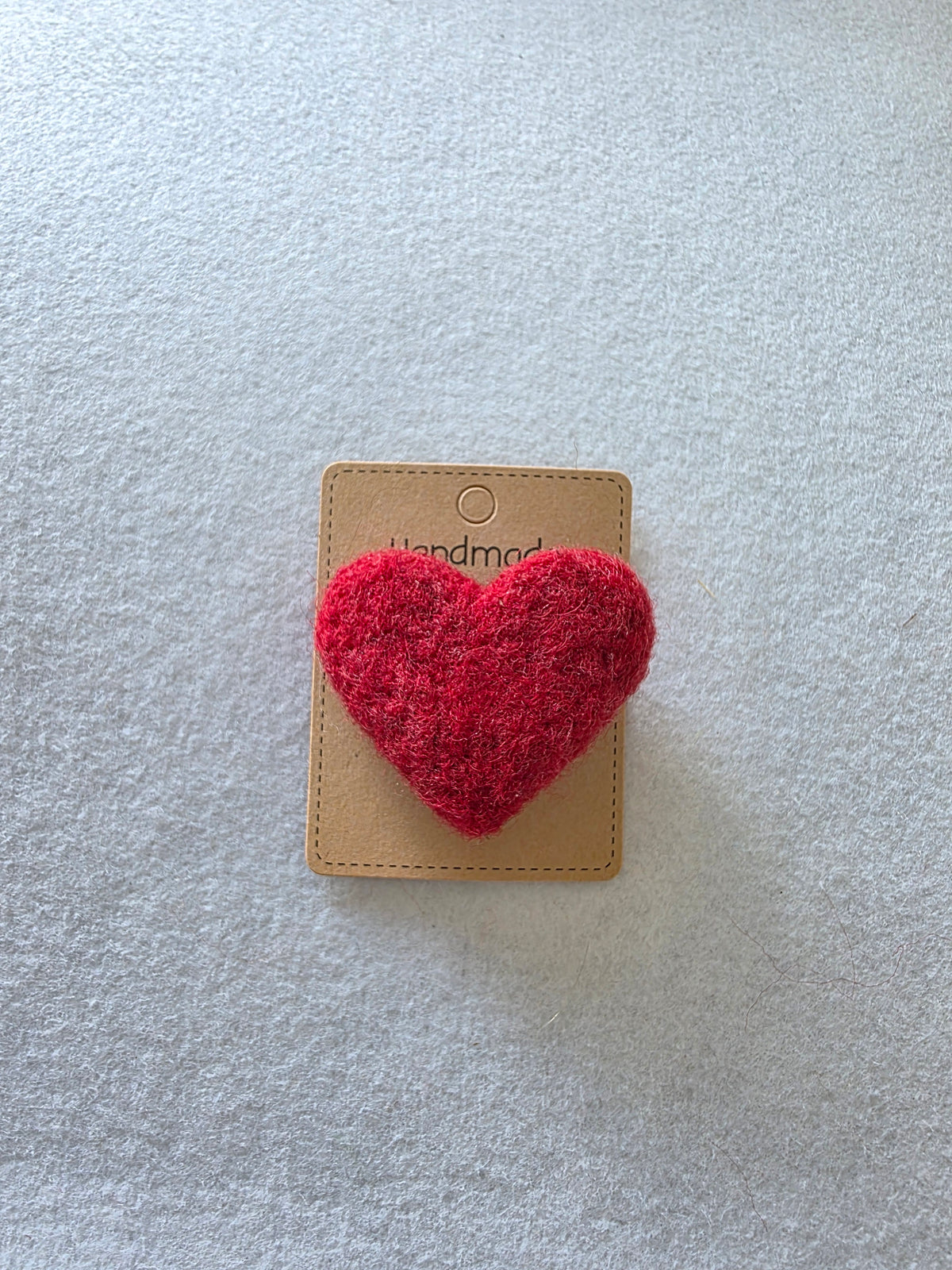 Broșă inimioară roșu natur