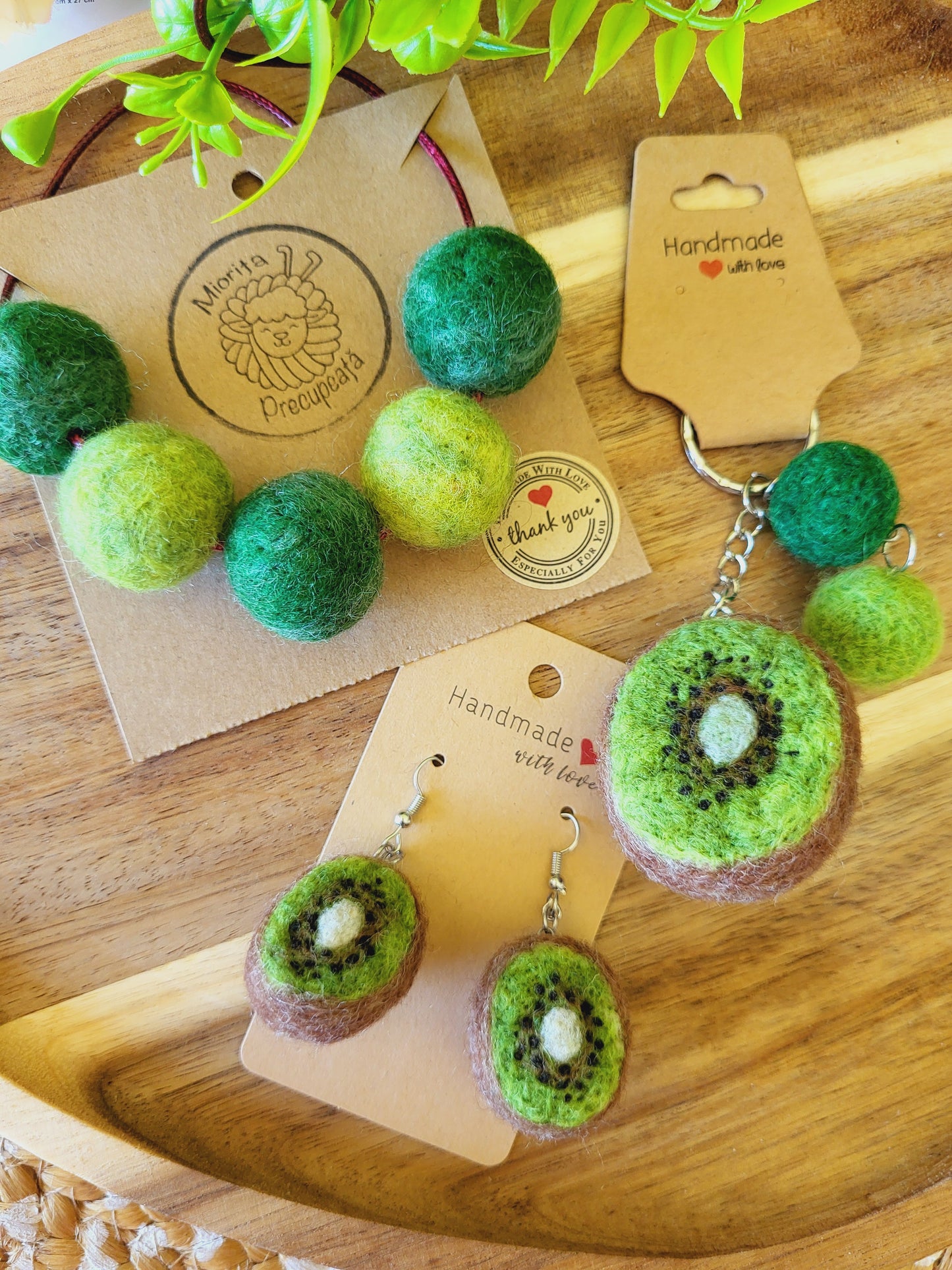 Set cadou kiwi (lănțișor, cercei, breloc)