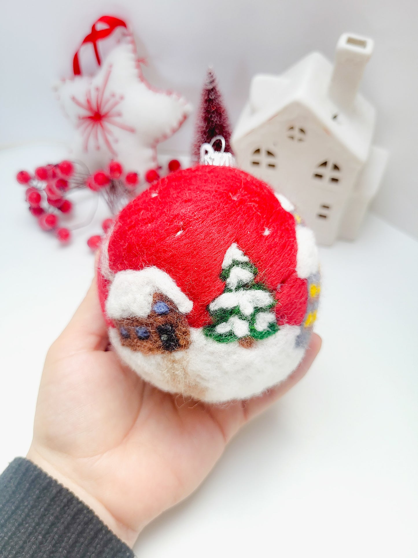 Glob rosu "Iarna pe uliță"