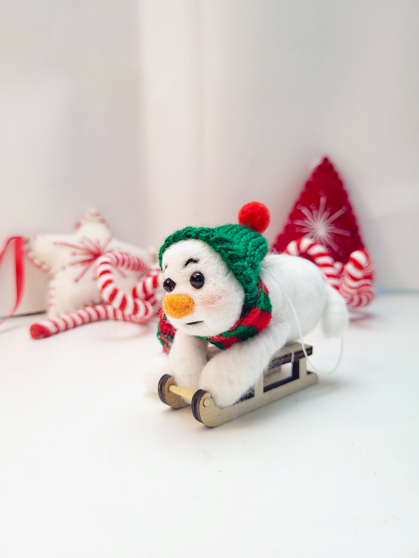 Om de zăpadă cu săniuță