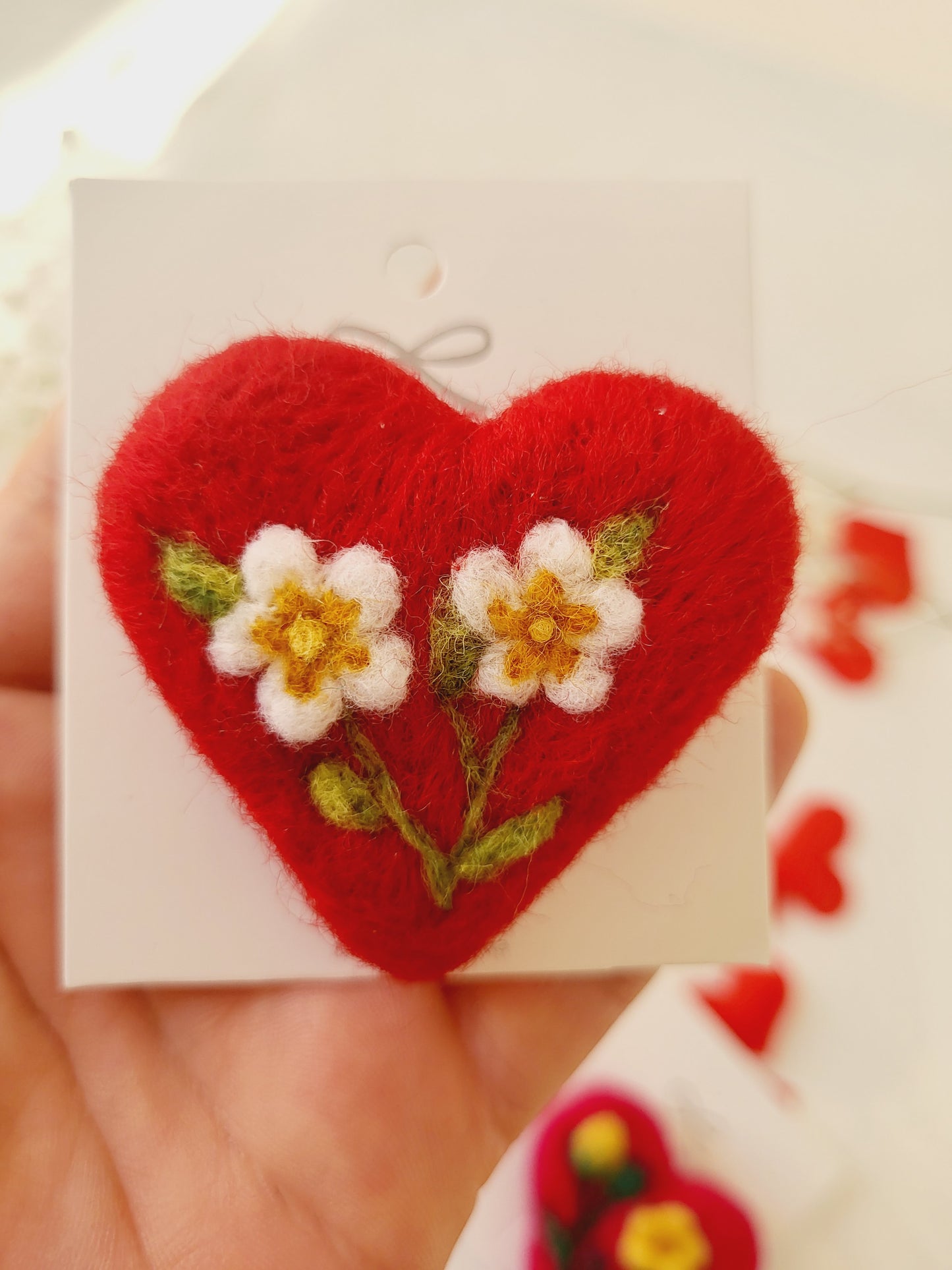 Broșă inimioară cu flori