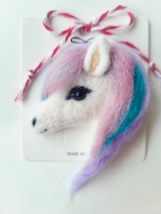 Broșă unicorn