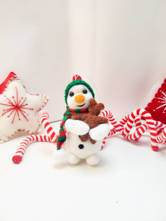 Om de zăpadă cu ursuleț