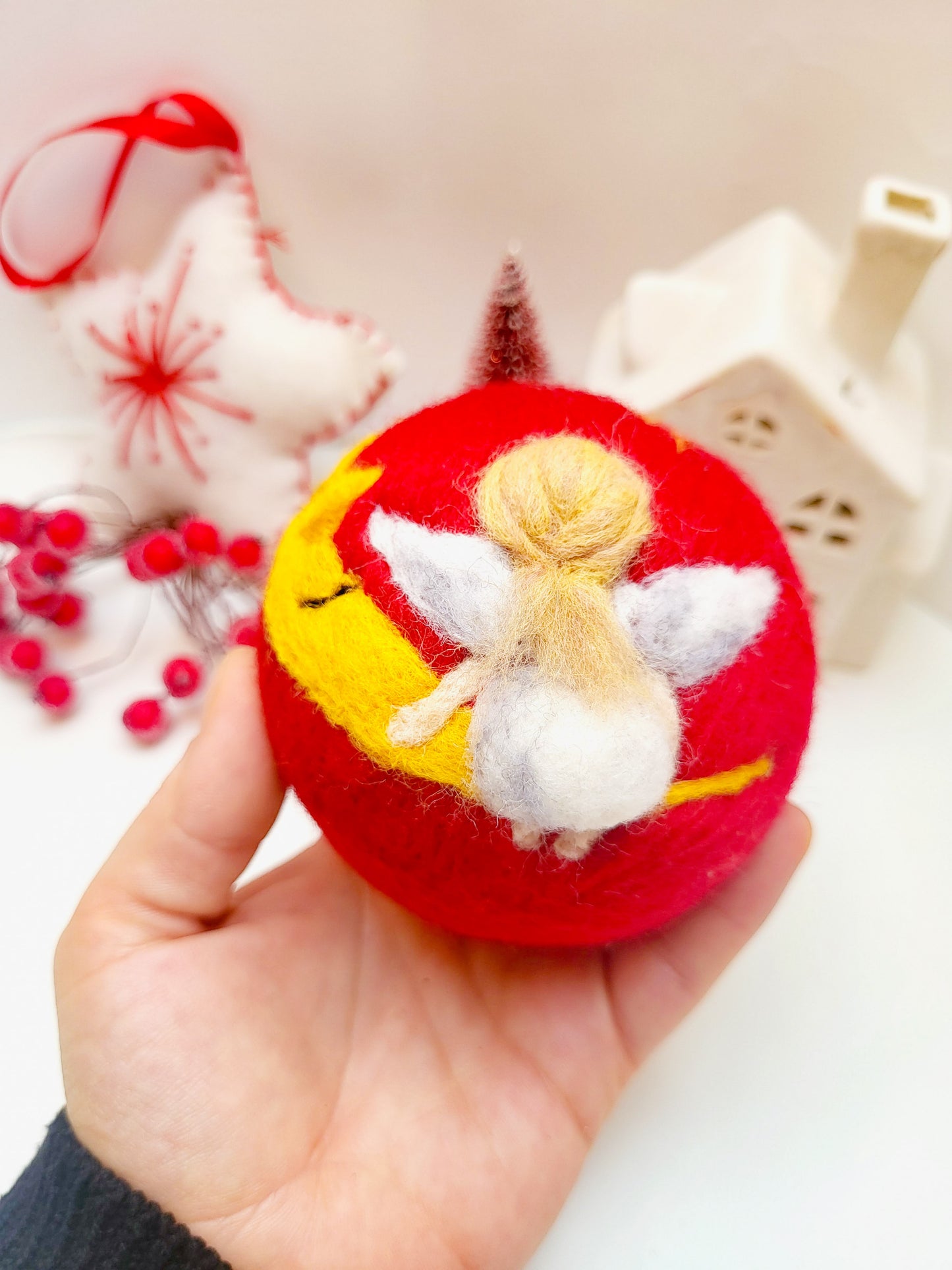 Glob roșu "Îngeraș pe lună"