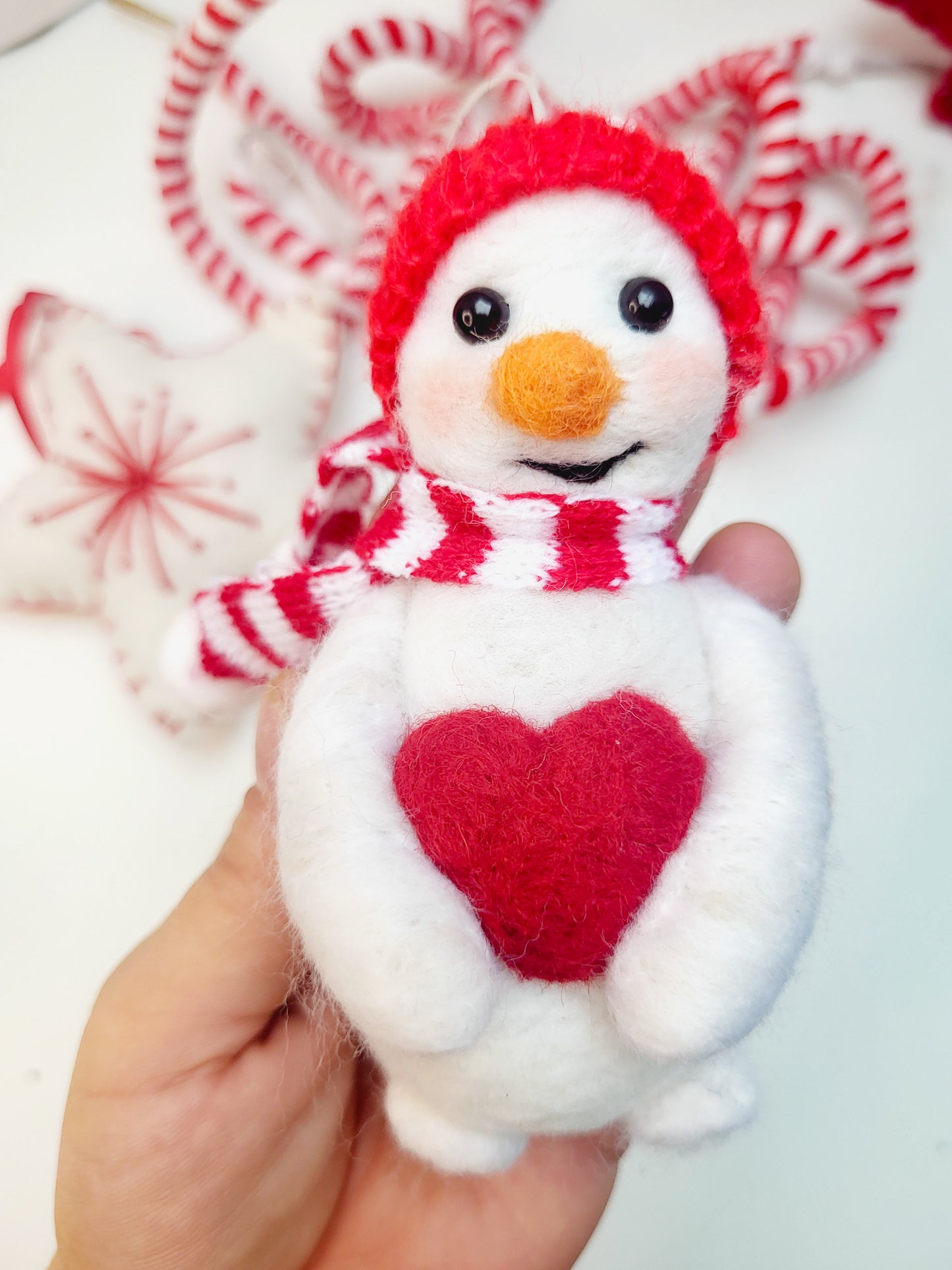 Om de zăpadă cu inimioară