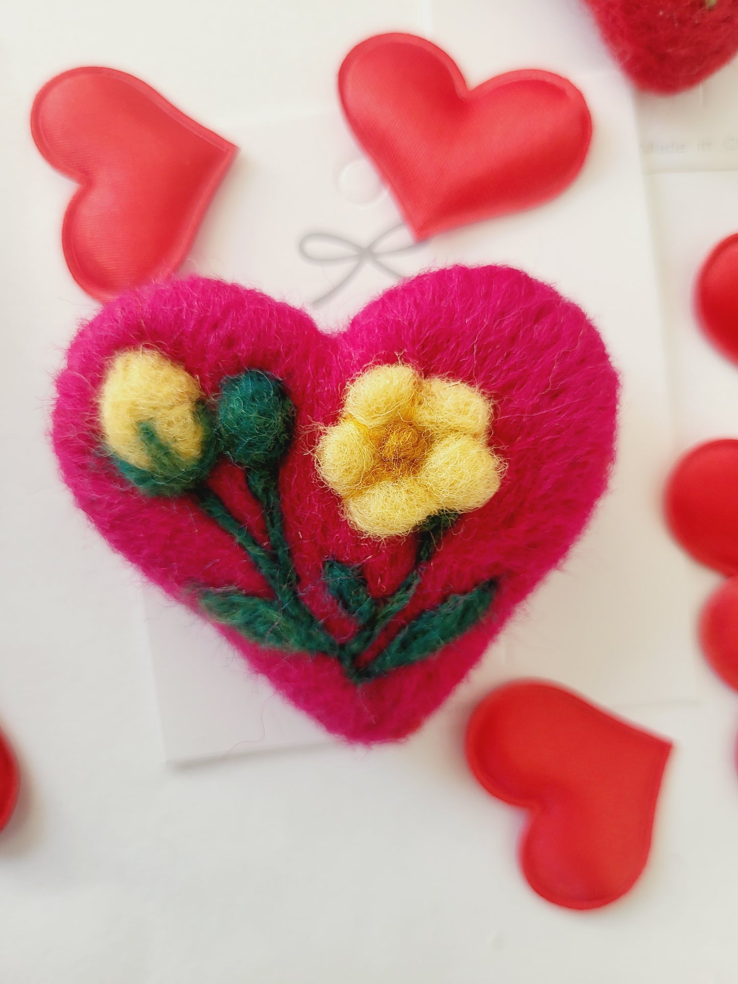 Broșă inimioară cu flori